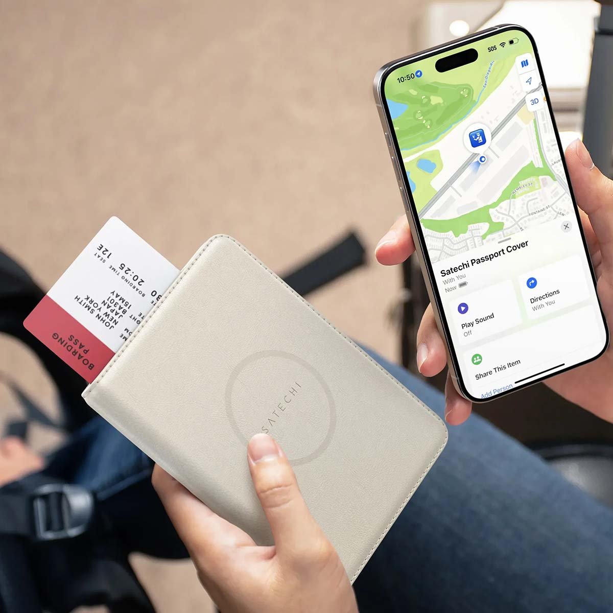 Una persona tiene in mano un telefono che mostra una mappa e una custodia per passaporto con una carta d'imbarco.