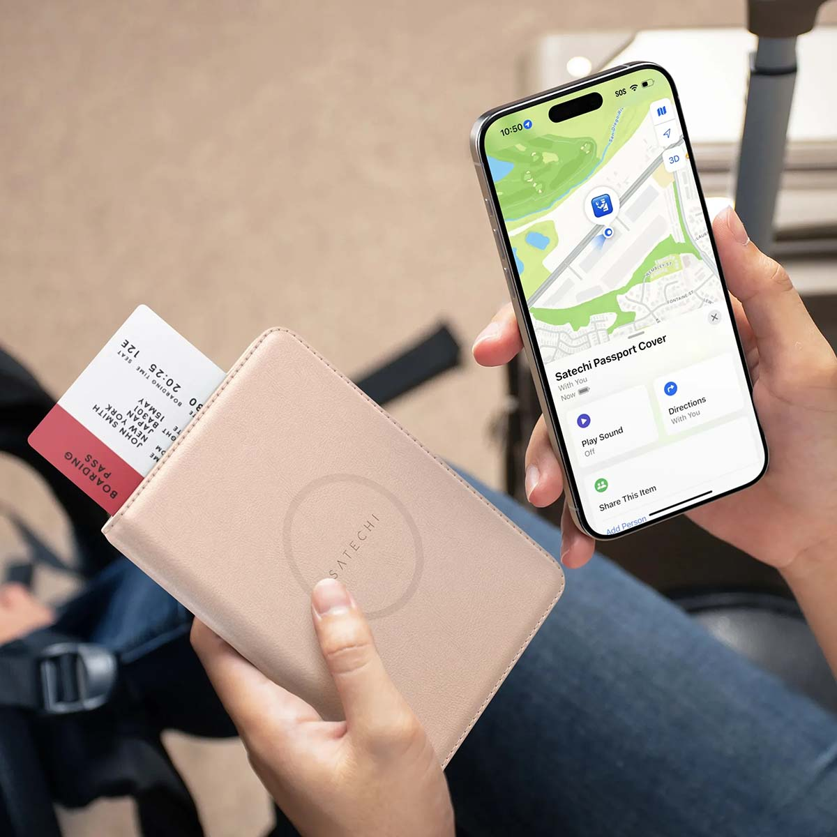 Una persona tiene in mano un porta passaporto e un telefono che mostra una mappa. Un biglietto d'imbarco è nel supporto.