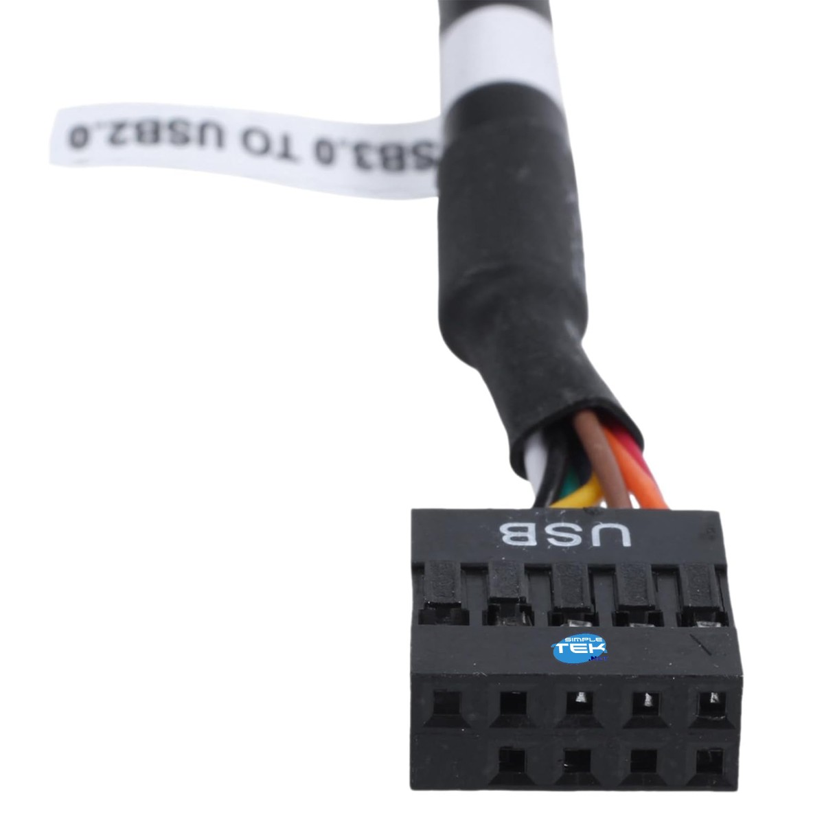 Un primo piano di un connettore USB nero con fili colorati. Un'etichetta recita 'USB3.0 TO USB2.0'.