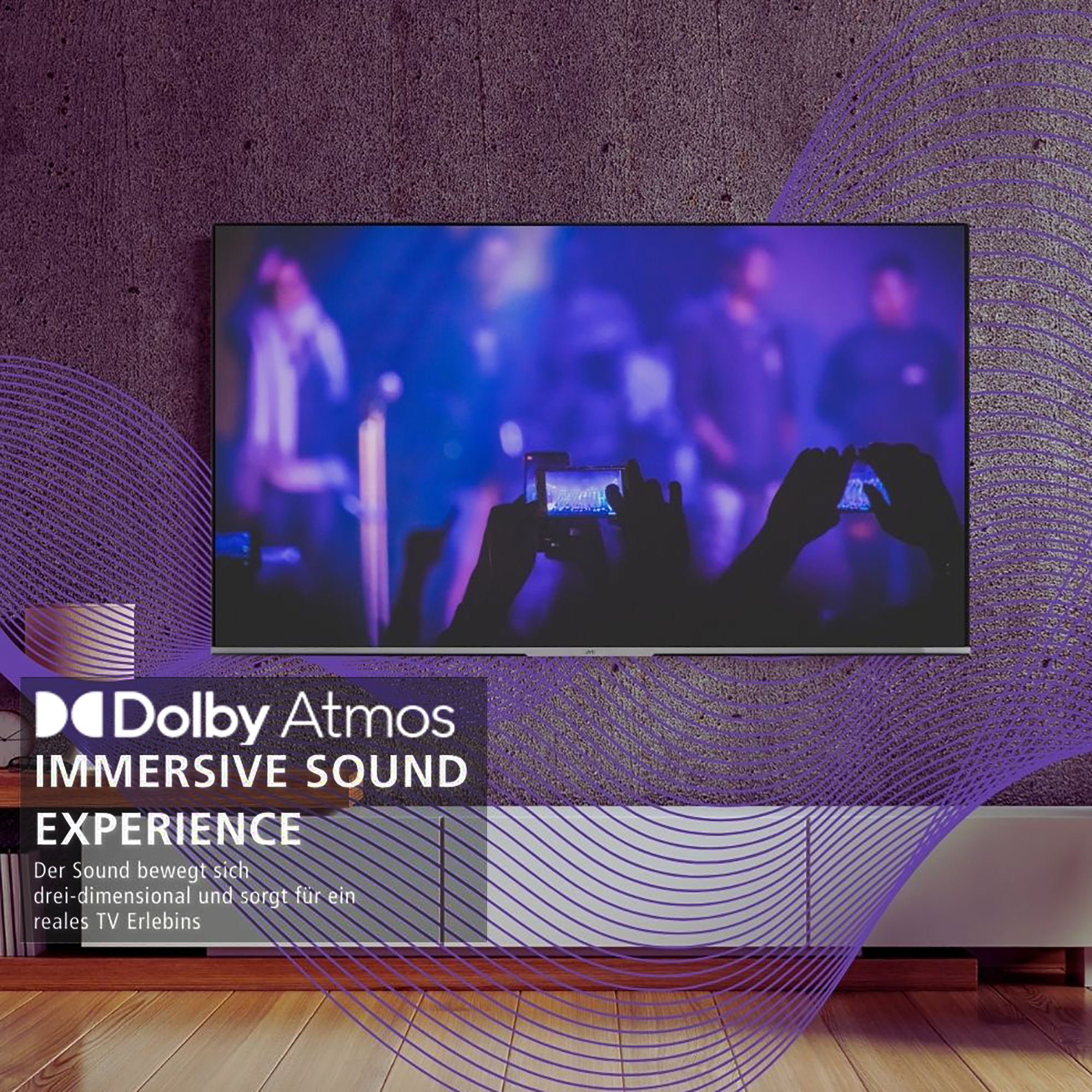 Fernseher zeigt Konzert. Hände halten Telefone zum Aufnehmen. Dolby Atmos Logo und Text auf Wand.
