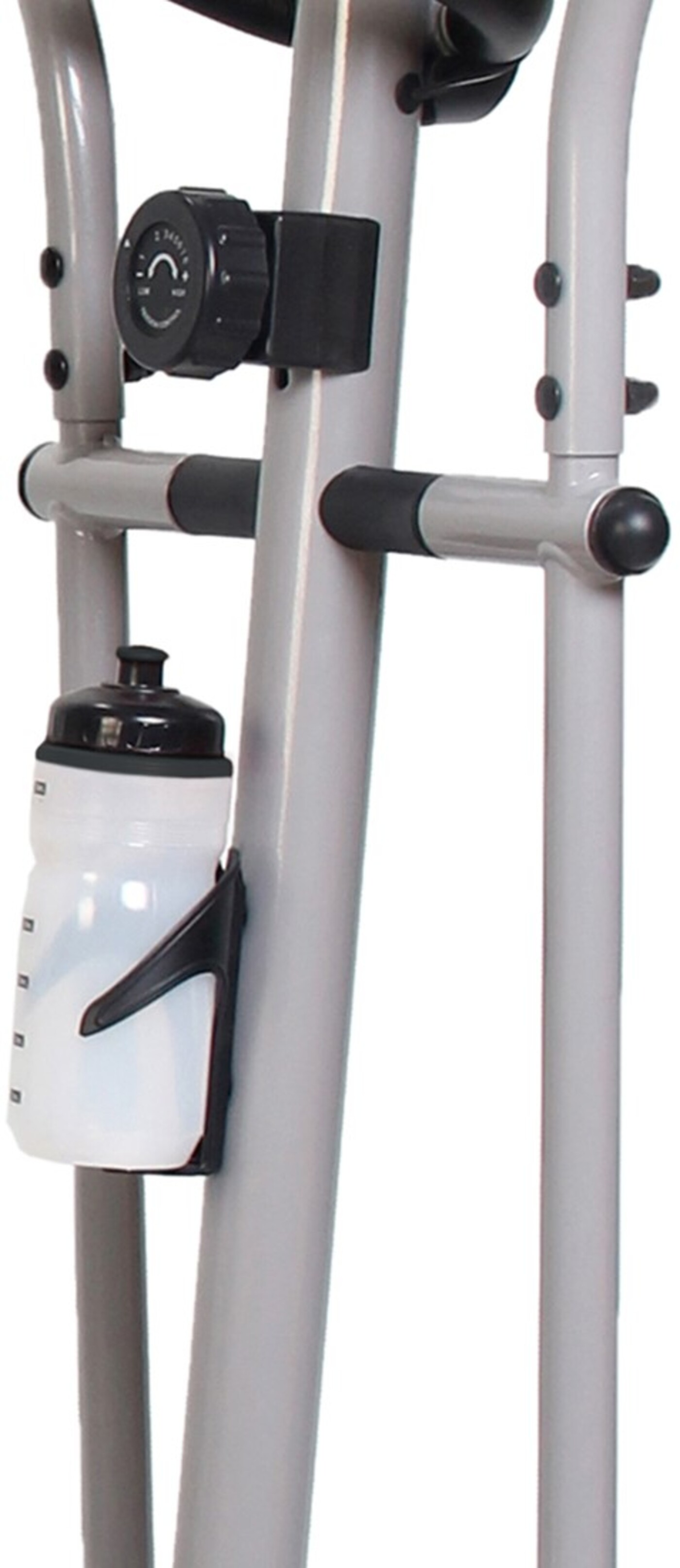 Ein Trainingsgerät mit Wasserflasche, Drehknopf und grauen Metallstangen.