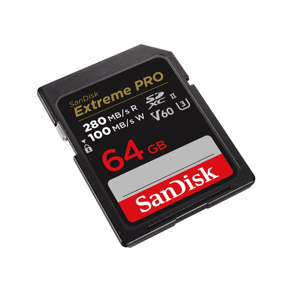 Karta SD SanDisk Extreme PRO 64GB. Czarna z czerwono-białym brandingiem. Posiada prędkości odczytu/zapisu. Wyizolowana na białym tle.
