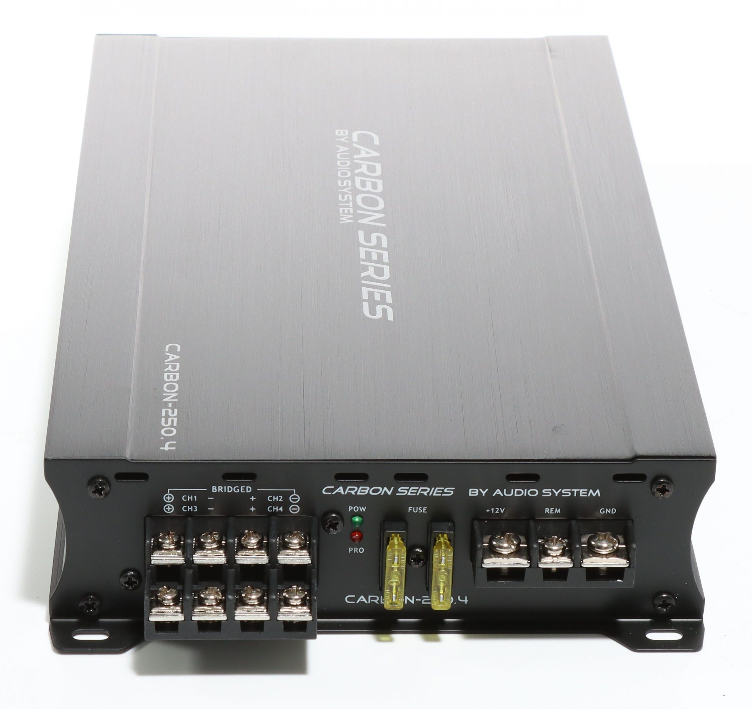 Grauer Audioverstärker mit schwarzen Anschlüssen. Text: 'CARBON SERIES BY AUDIO SYSTEM' und 'CARBON-250.4'.