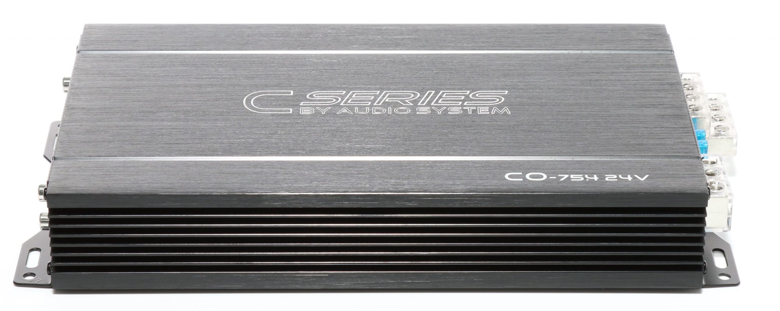 Ein grauer C-Serie-Audioverstärker. Er trägt den Text 'C-SERIES BY AUDIO SYSTEM CO-754 24V' und befindet sich auf weißem Hintergrund.