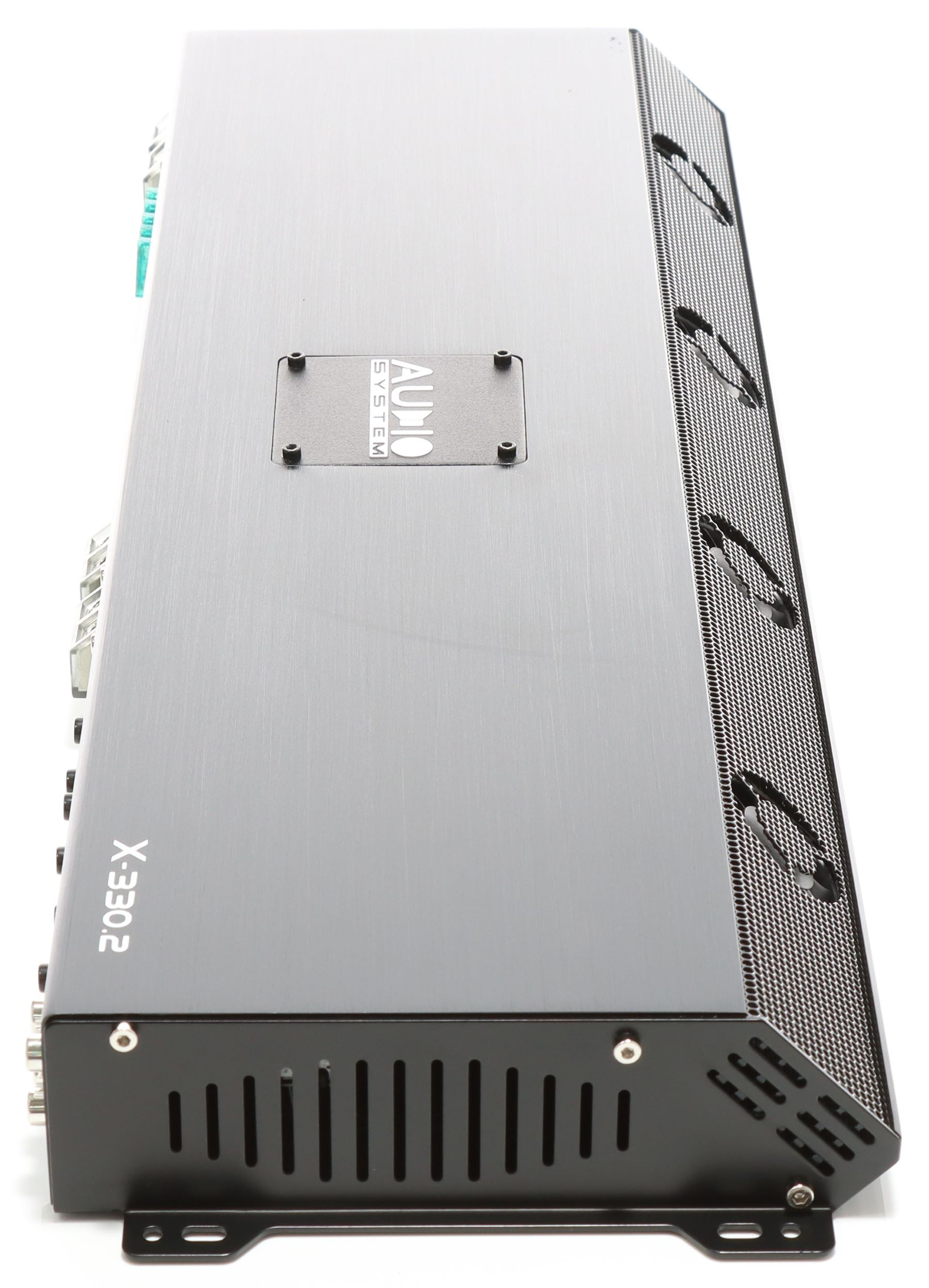 Gezeigt wird ein grauer Verstärker für Audiosysteme. Er hat eine Gitterseite und den Text 'Audio System' und 'X-330.2'.