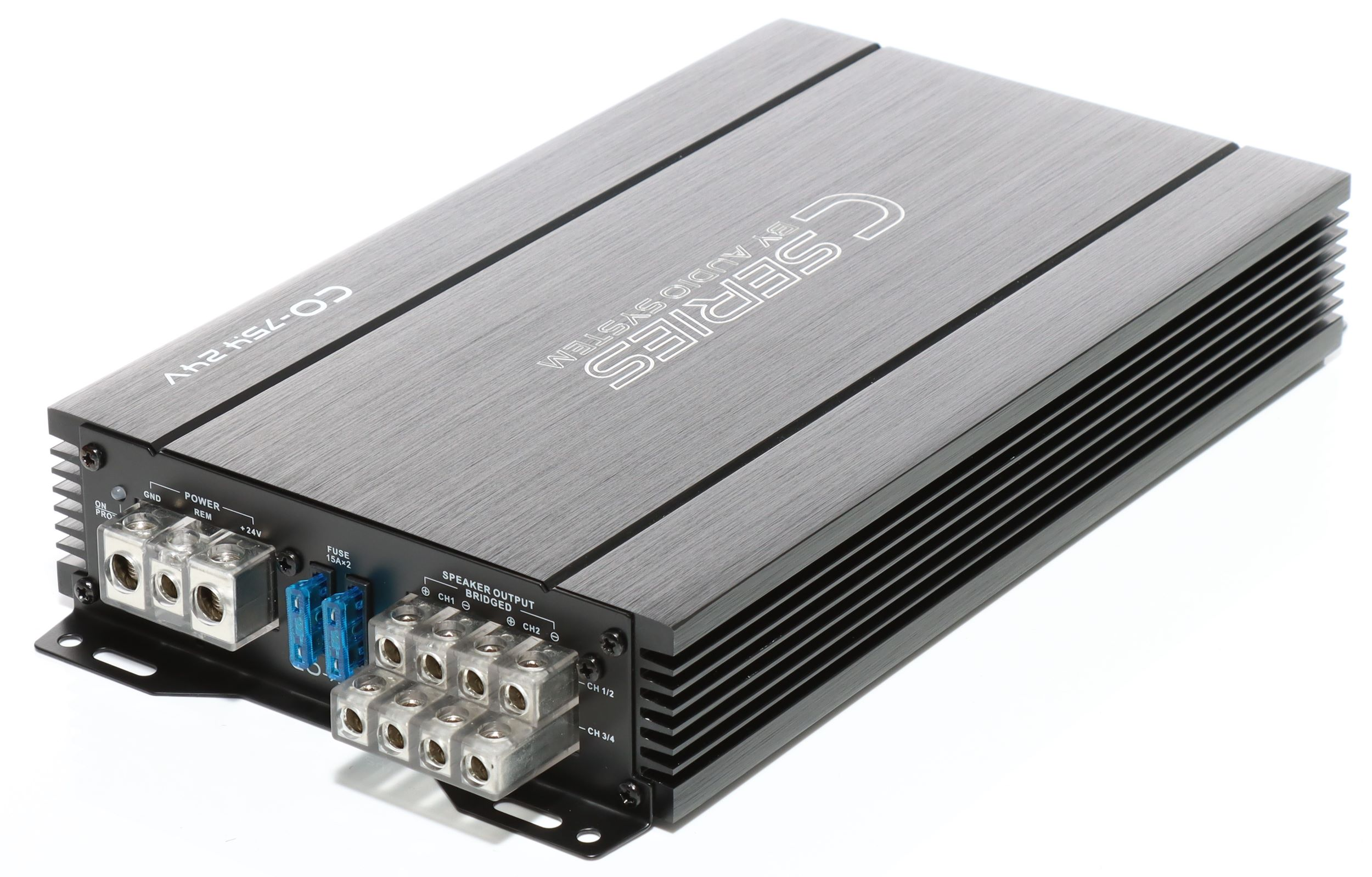 Ein silberner Auto-Audio-Verstärker mit schwarzen Akzenten. Er hat mehrere Ein-/Ausgangsanschlüsse und den Text "C SERIES BY AUDIO SYSTEM".