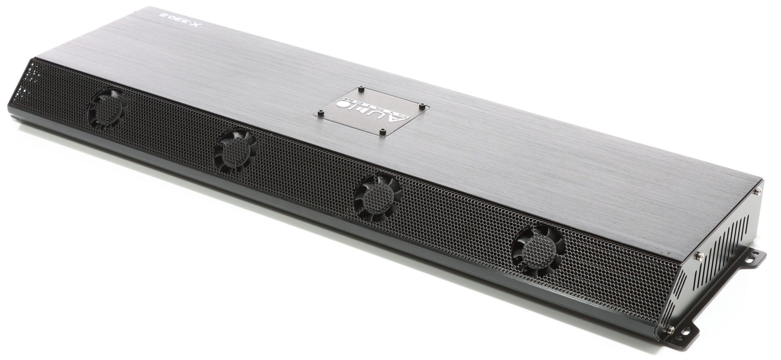 Ein rechteckiges, graues Audiosystem. Es hat mehrere Lüfter, die durch ein Gitter sichtbar sind. Die Oberseite hat das Markenlogo.