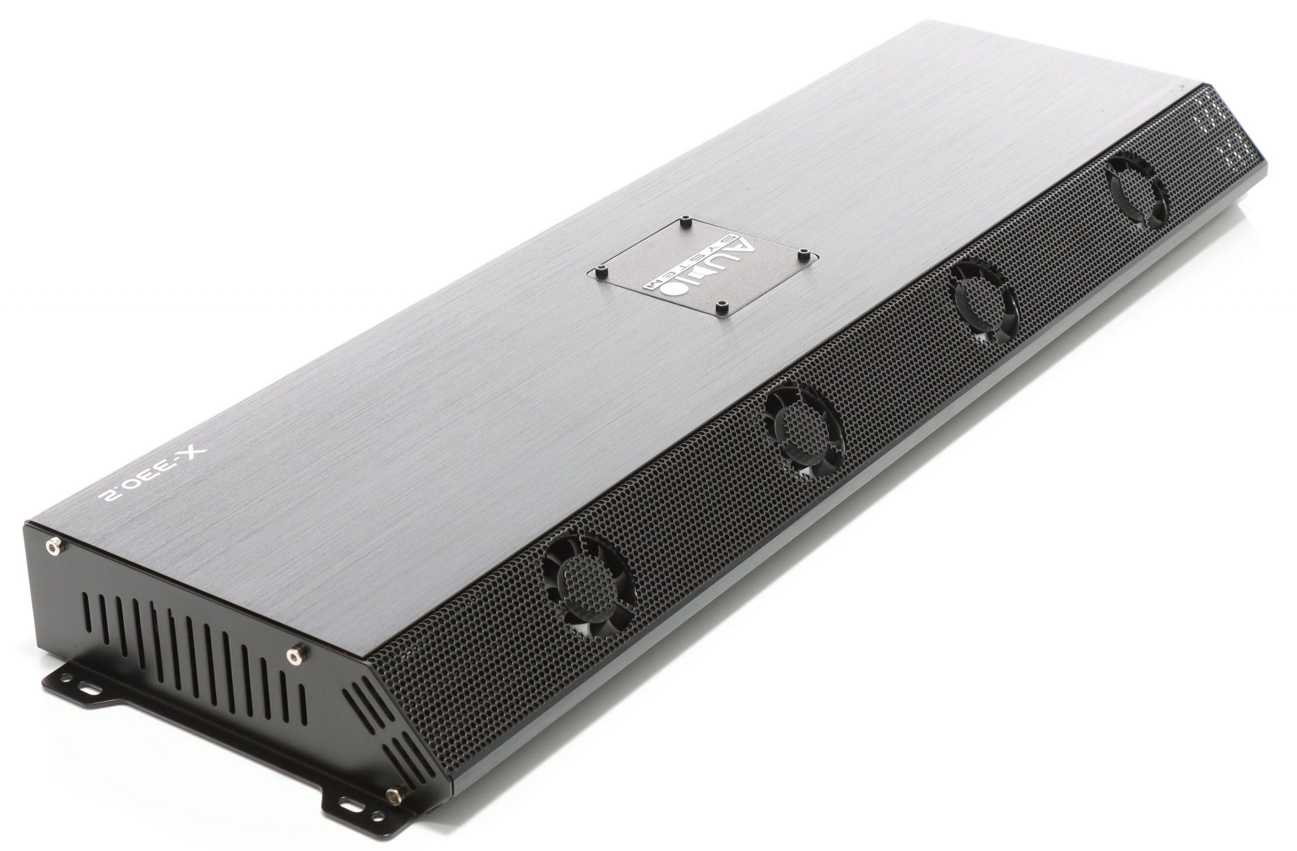Ein silberner und schwarzer Audioverstärker. Er hat ein Mesh-Gitter mit Lüfteröffnungen und das Audio System-Logo.