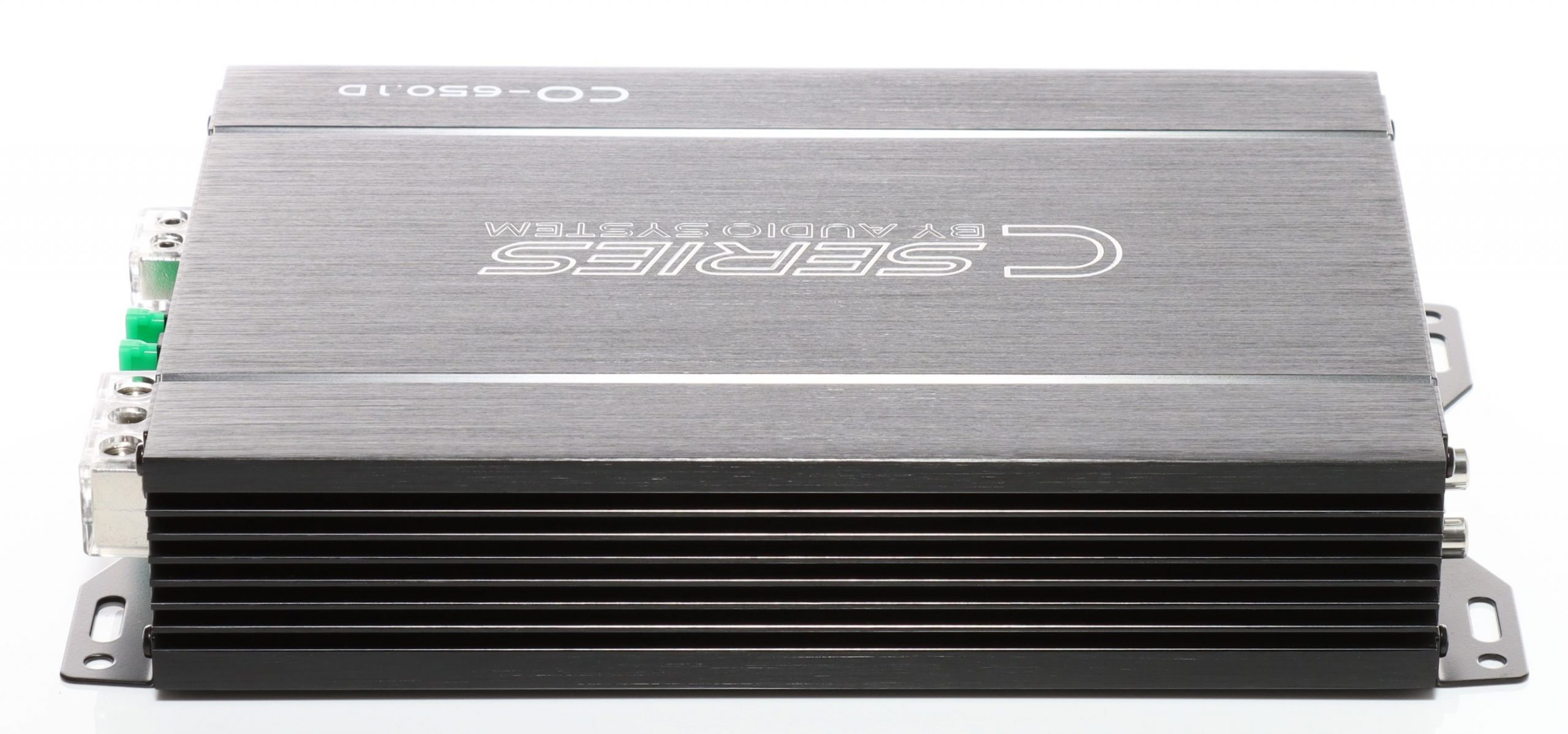 Ein grauer C-Serie-Audioverstärker, Modell CO-650.1D, mit grünen Anschlüssen und schwarzen Kühlrippen.