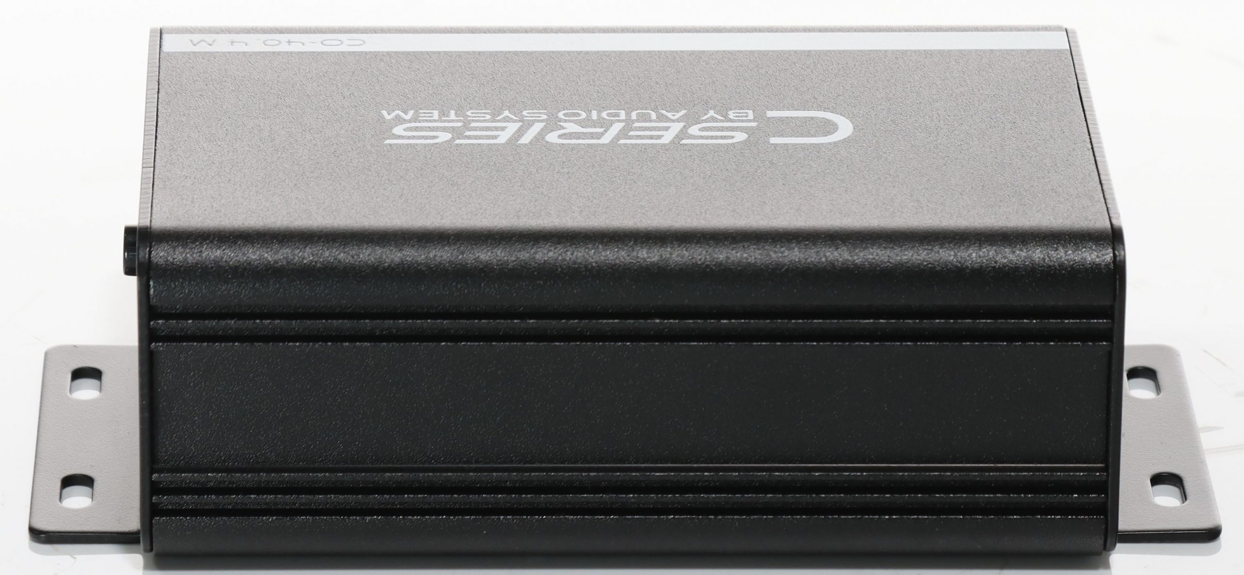 Ein graues C-Serie-Audiosystem. Es hat eine schwarze Vorderseite und silberne Halterungen. Der Text 'C SERIES BY AUDIO SYSTEM' ist sichtbar.