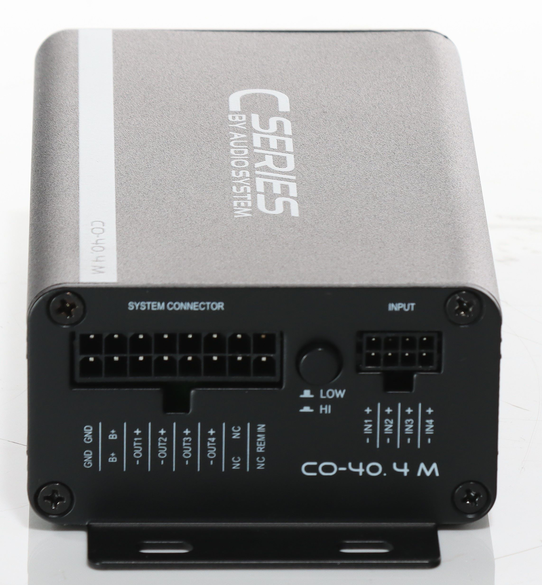 Ein silbernes C-Serie-Audiokomponente mit schwarzen Anschlüssen, Beschriftungen und Schrauben. Es hat den Text "CO-40.4 M".