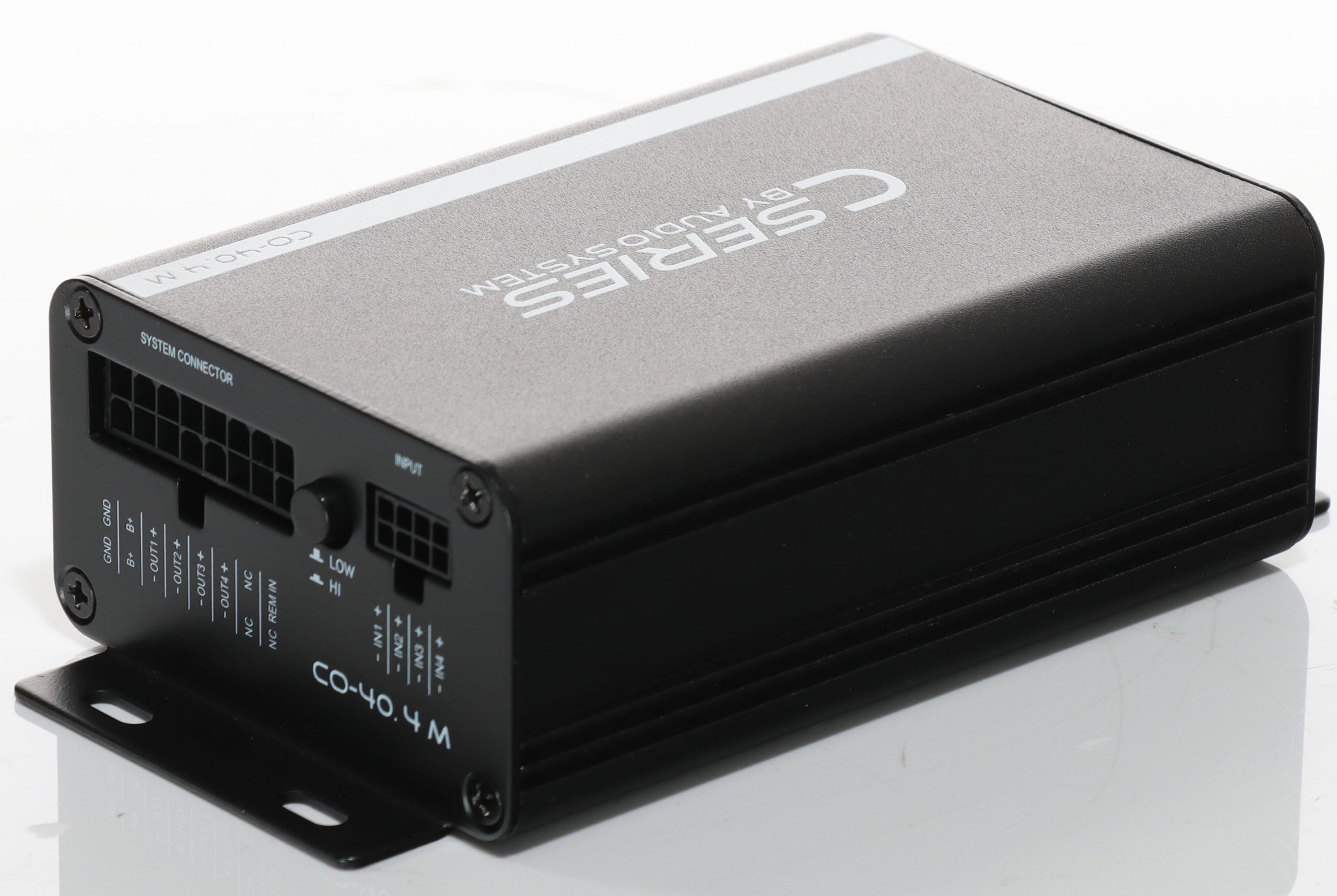 Ein schwarzes und graues Audiokomponenten mit Etiketten und Anschlüssen. Der Text lautet 'C SERIES BY AUDIO SYSTEM'.