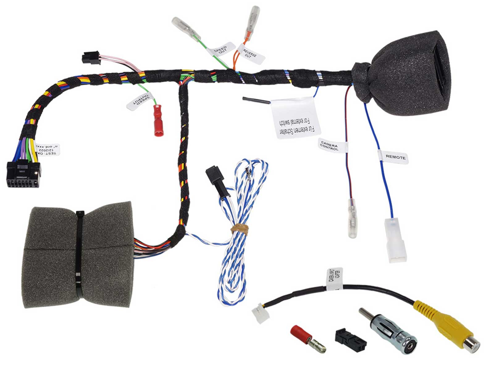 Ein elektrischer Kabelbaum mit verschiedenen Steckern, Etiketten und Schaumstoffisolierung. Drähte sind mehrfarbig. Etiketten weisen auf Funktionen hin.