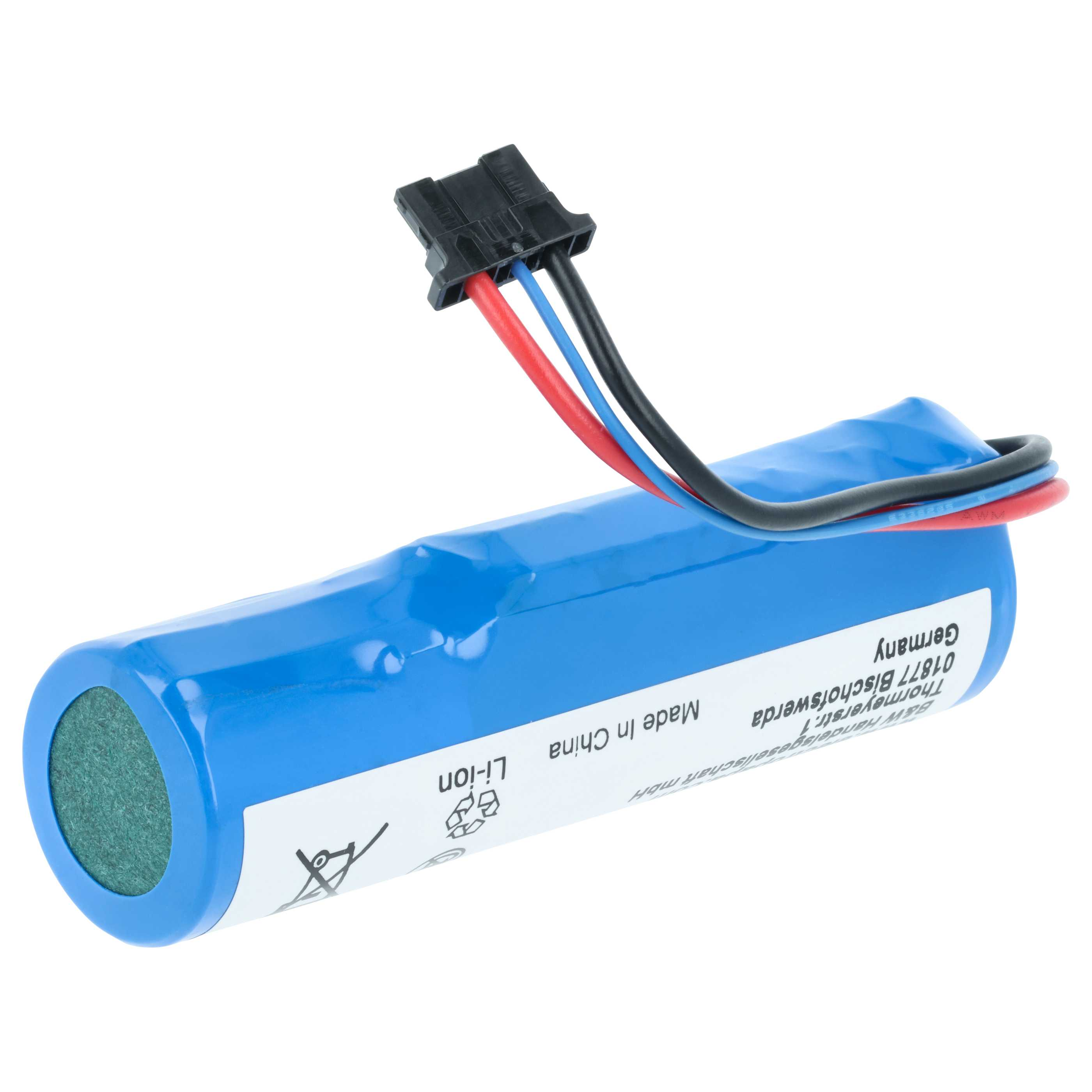 Ein blauer Akku mit schwarzen, roten und blauen Drähten und einem schwarzen Stecker. Es gibt Text, der 'Made in China' und 'Li-ion' lautet.