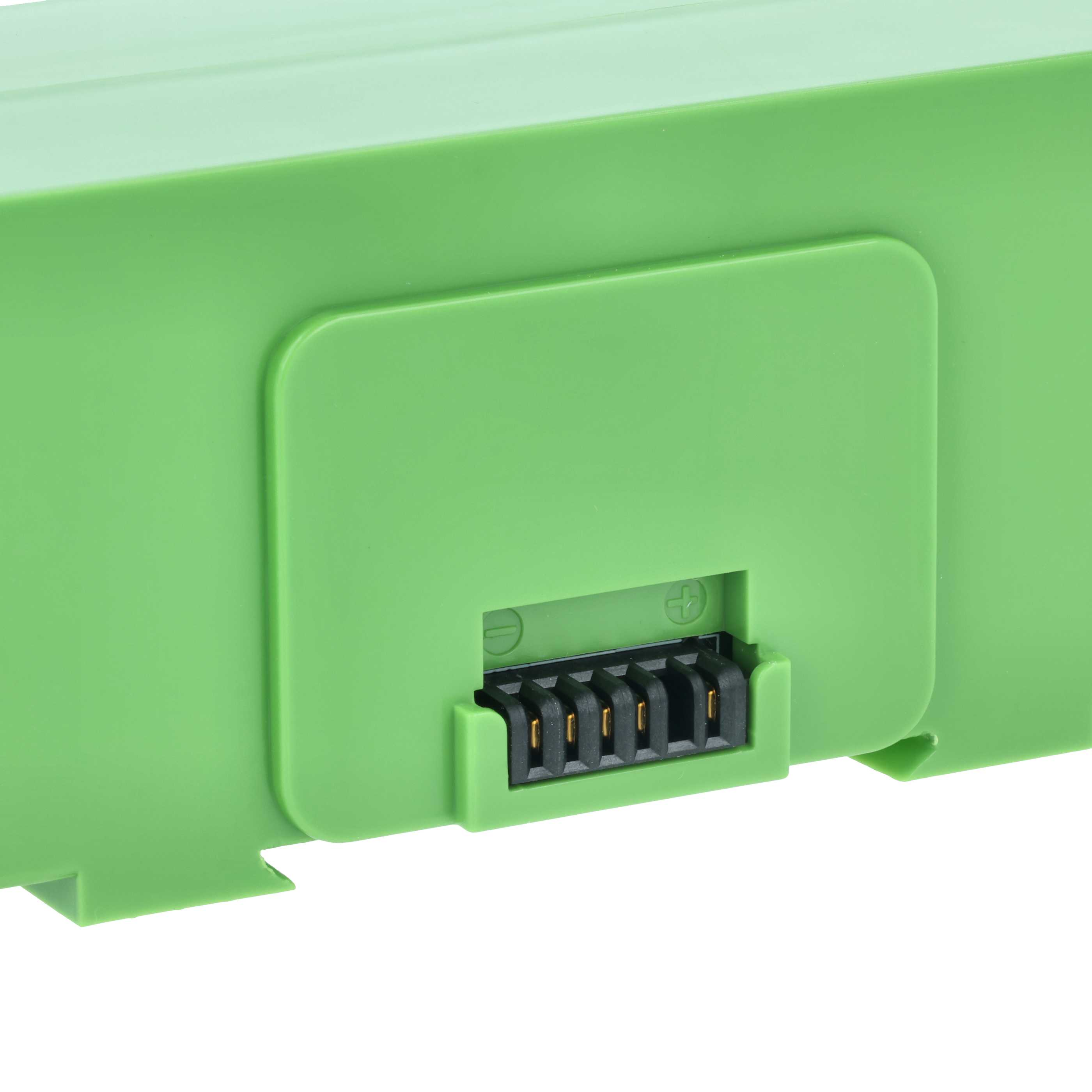 Nahaufnahme einer grünen Kunststoffkomponente mit schwarzem Stecker und goldfarbenen Pins. Weißer Hintergrund.