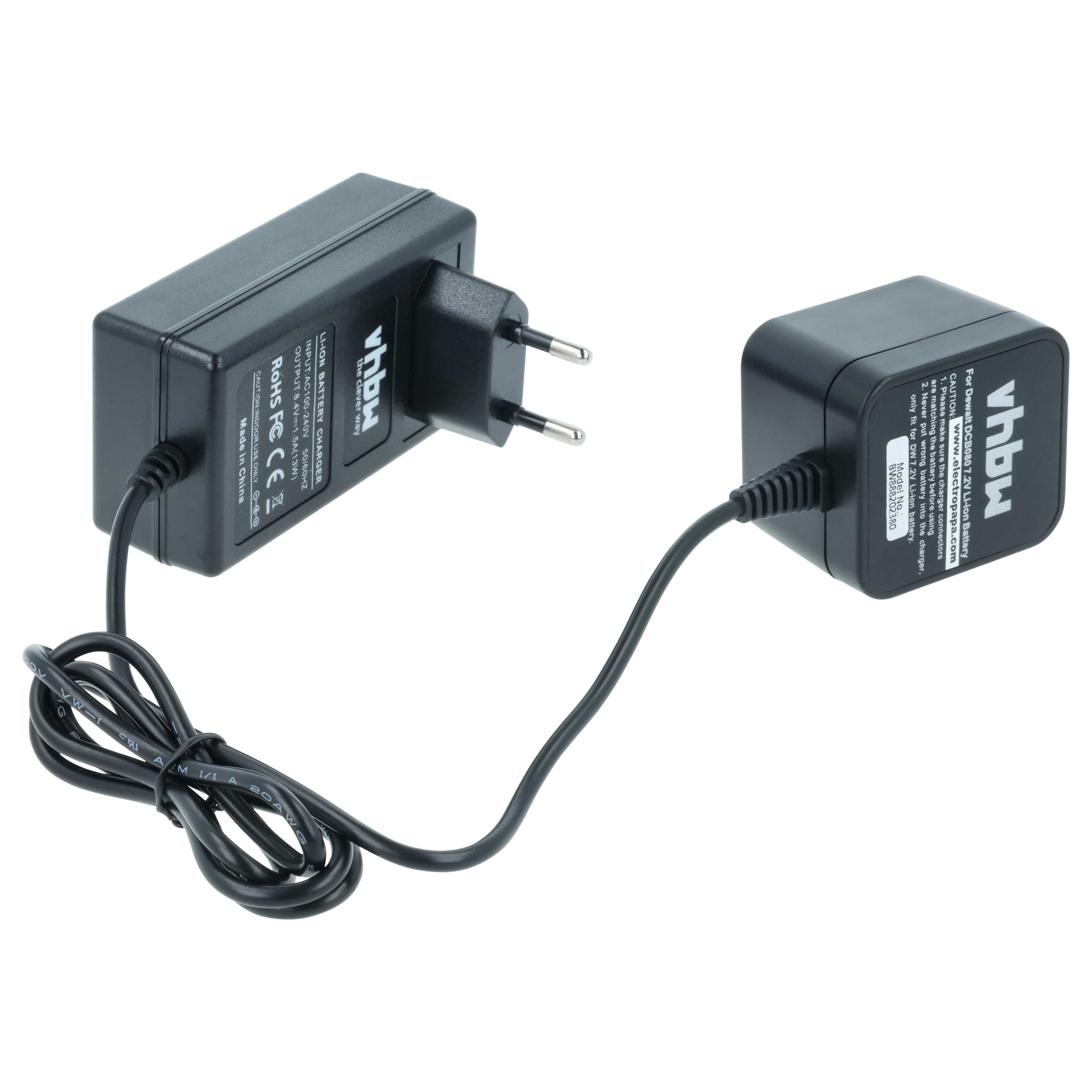 Zwei schwarze Batterieladegeräte, verbunden durch ein schwarzes Kabel. Eins hat Stecker. Das andere hat Text.