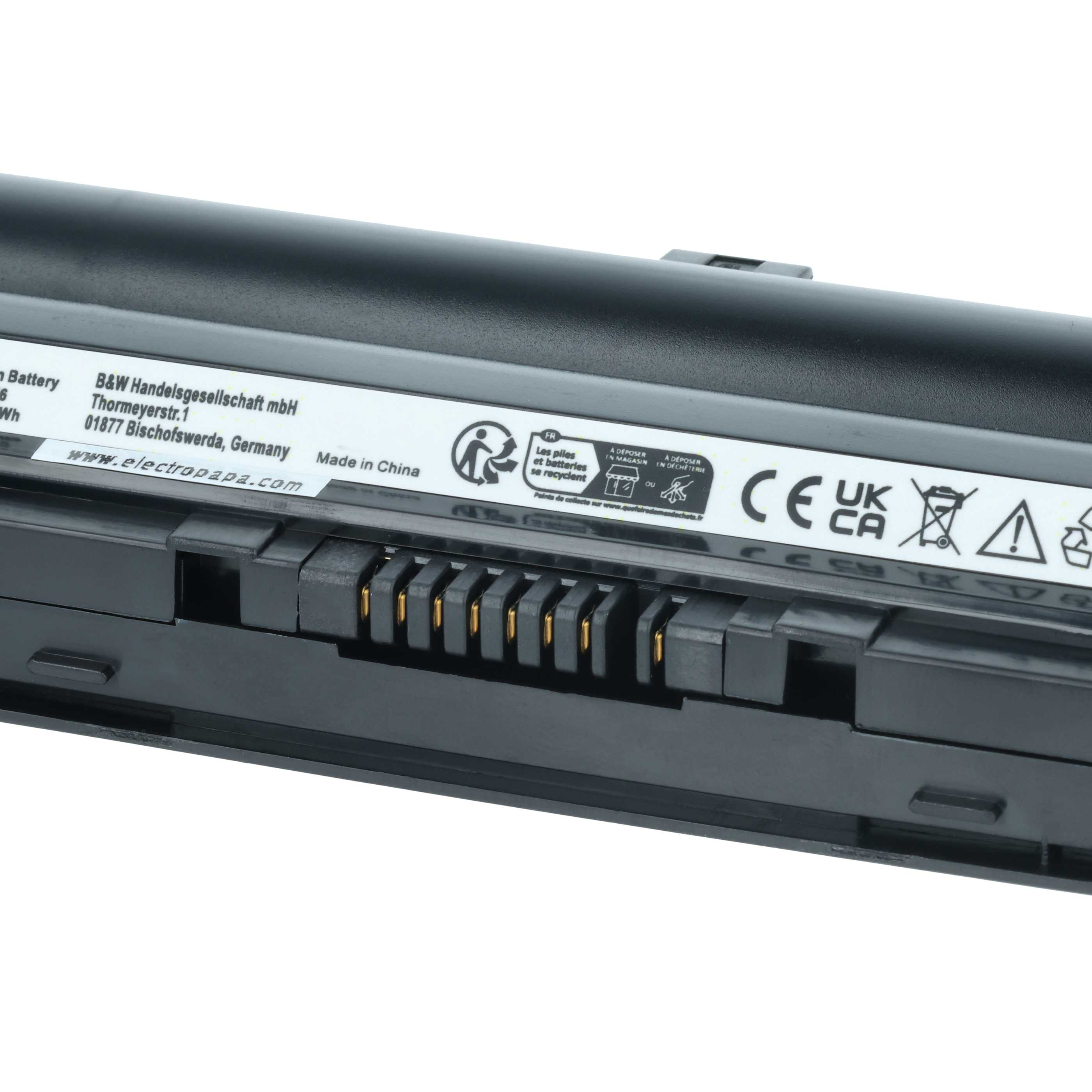 Nahaufnahme eines schwarzen Laptop-Akkus mit Etiketten, Anschlüssen und Warnsymbolen.
