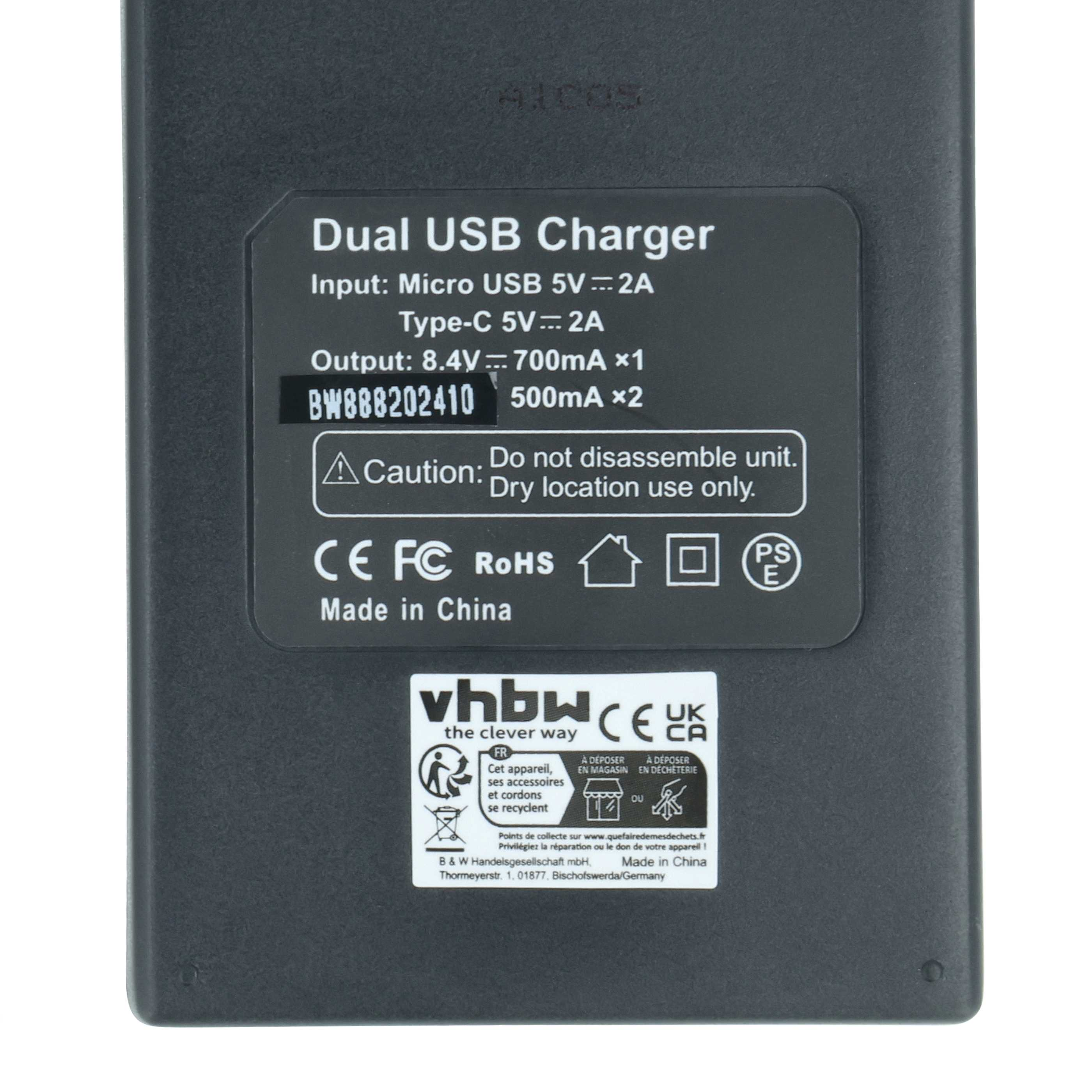Ein schwarzes Dual-USB-Ladegerät mit weißem Text, einschließlich Eingang, Ausgang und einer Warnung. Logos und Seriennummern sind sichtbar.