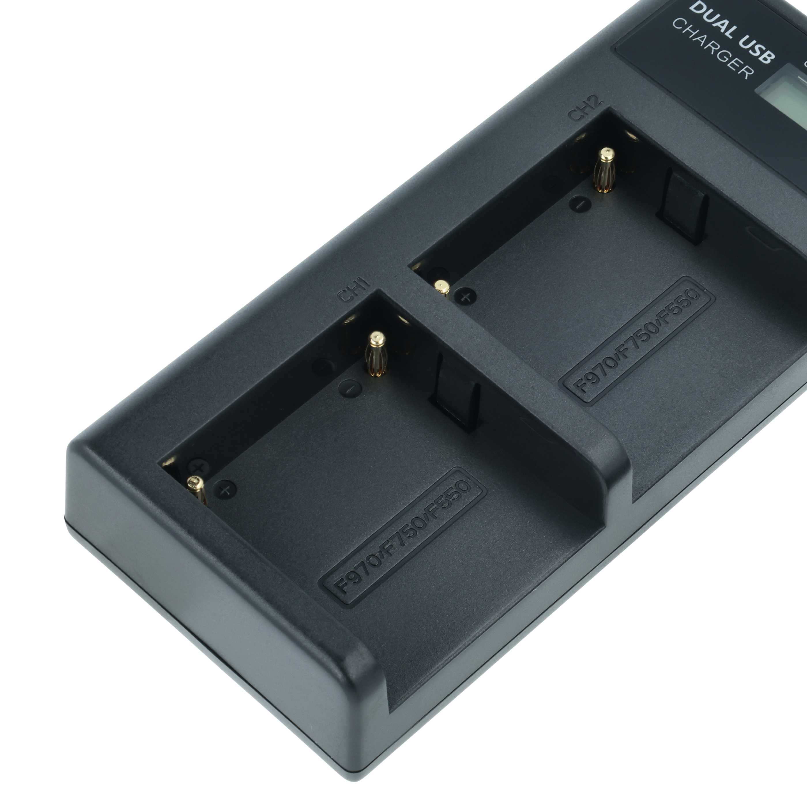 Ein schwarzes Dual-USB-Ladegerät mit zwei Steckplätzen, CH1 und CH2 beschriftet, Text F970/F750/F550 sichtbar.