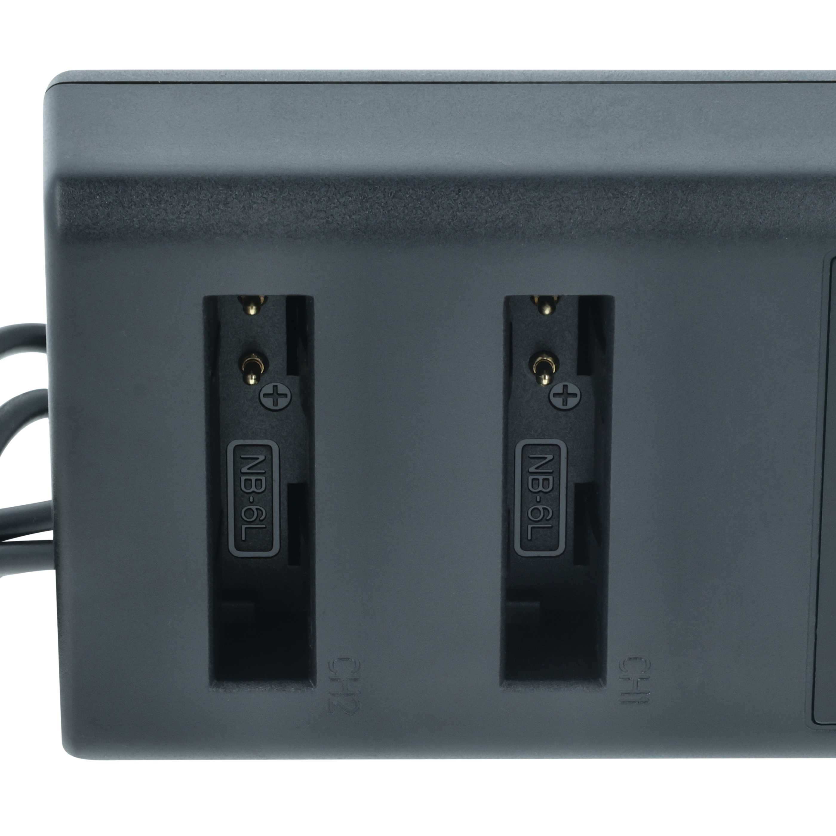 Ein dunkelgraues Batterieladegerät mit zwei Ladeschlitzen mit der Aufschrift 'NB-6L'. Der Hintergrund ist weiß.