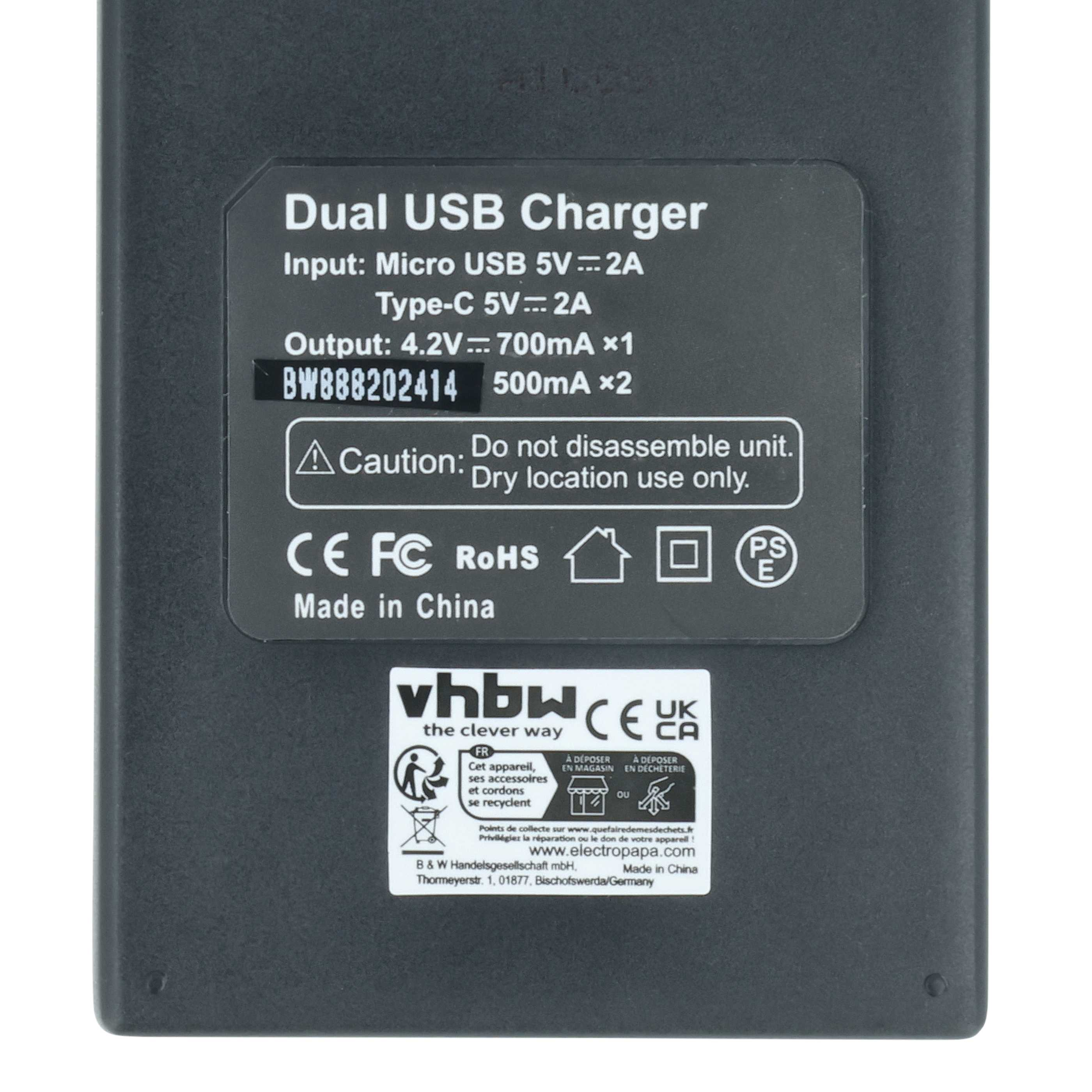 Schwarzes Dual-USB-Ladegerät mit Text. Details umfassen Eingabe, Ausgabe und Warnhinweise auf schwarzem Hintergrund.