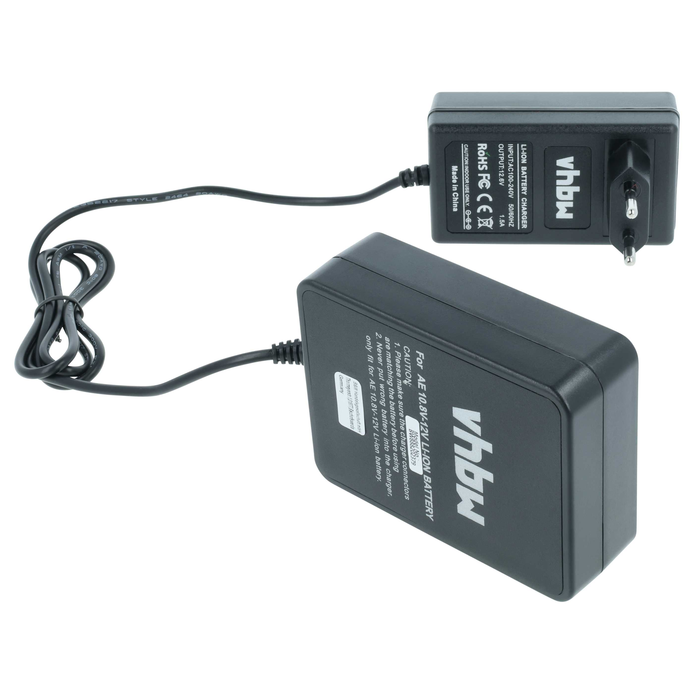 Schwarzes Batterieladegerät mit Stecker und Kabel, zueinander geneigt. Weißer Hintergrund.