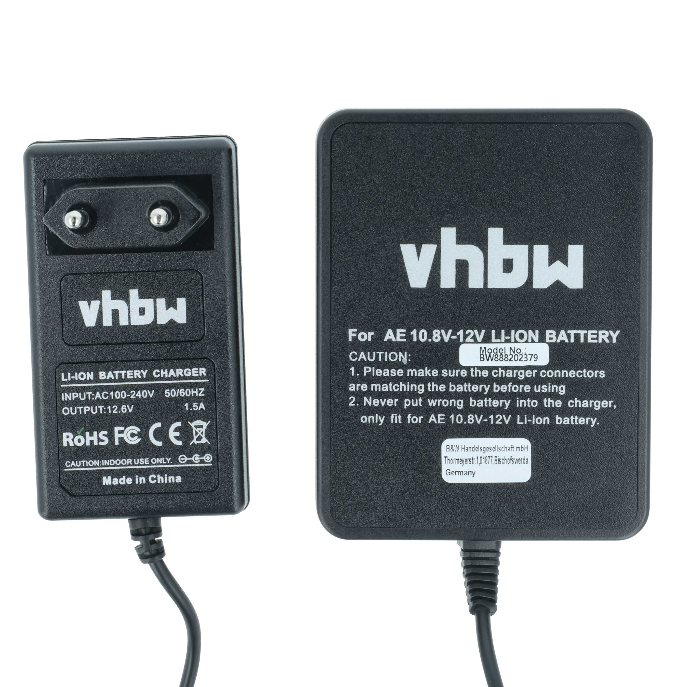 Zwei schwarze Ladegeräte mit weißem Text. Eines hat einen Stecker, das andere Produktinformationen.