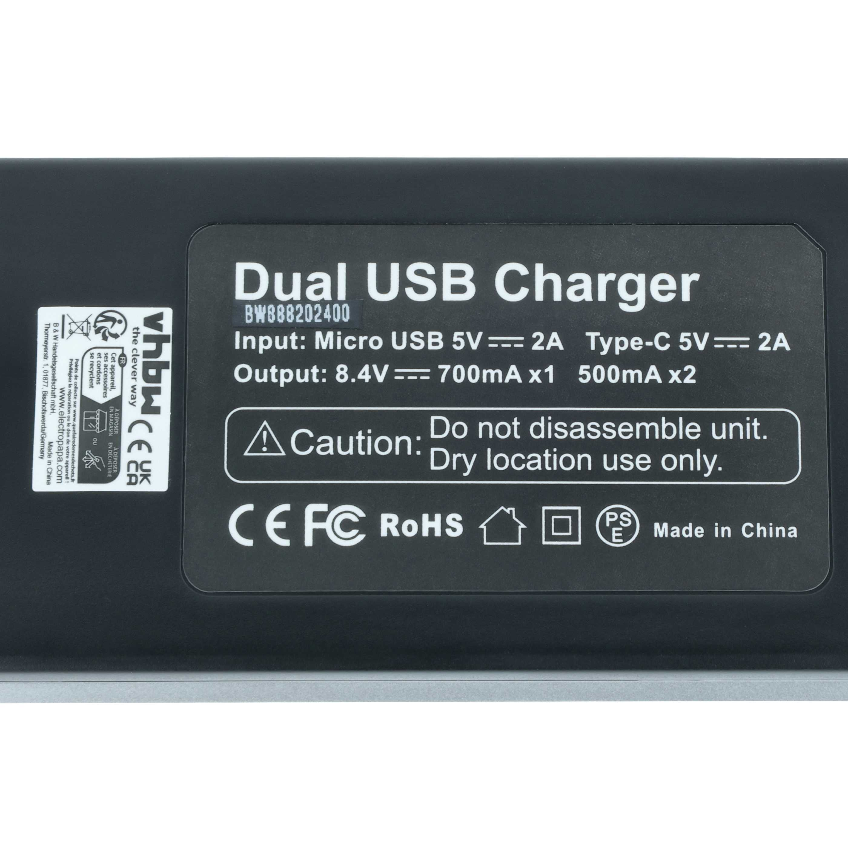 Schwarzes Dual-USB-Ladegerät mit weißem Text, einschließlich Eingangs-/Ausgangsdetails und einem Warnhinweis. Hergestellt in China.