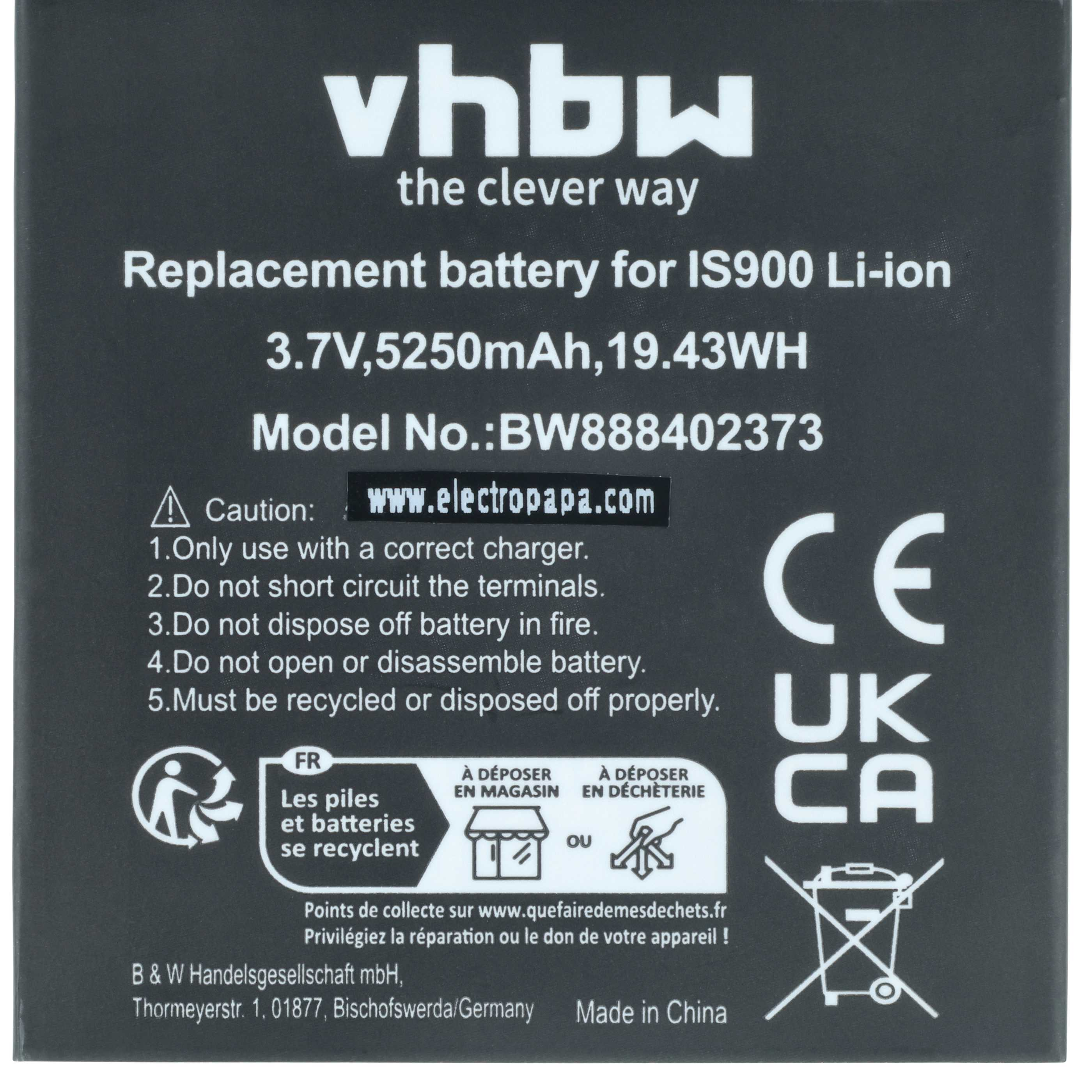 Schwarzes Batterielabel mit weißem Text. Es listet Spezifikationen, Sicherheitshinweise und Recycling-Symbole auf.