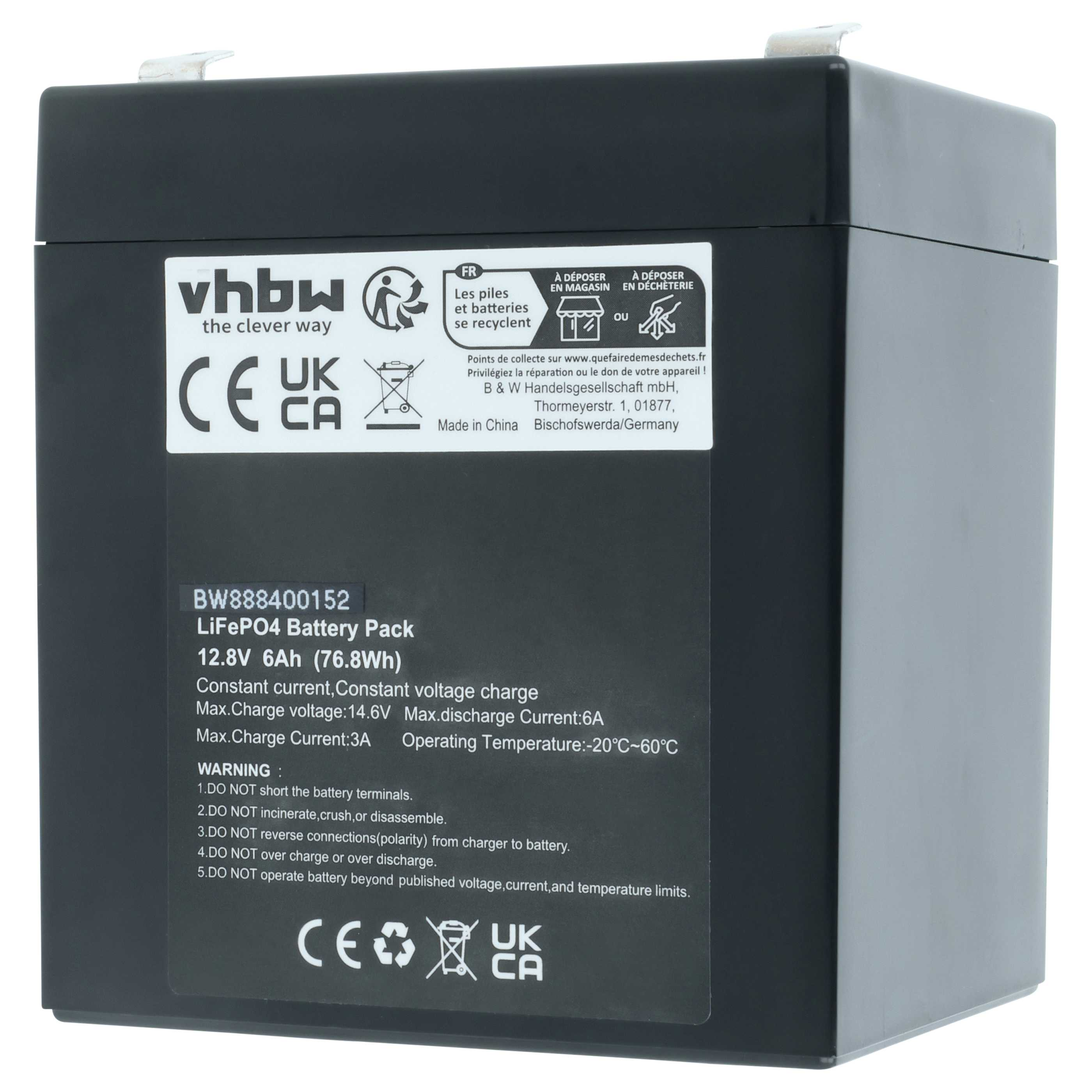 Schwarzer Akku mit weißen Etiketten. Text enthält Batterietyp, Spannung, Warnhinweise und Recyclingsymbole.