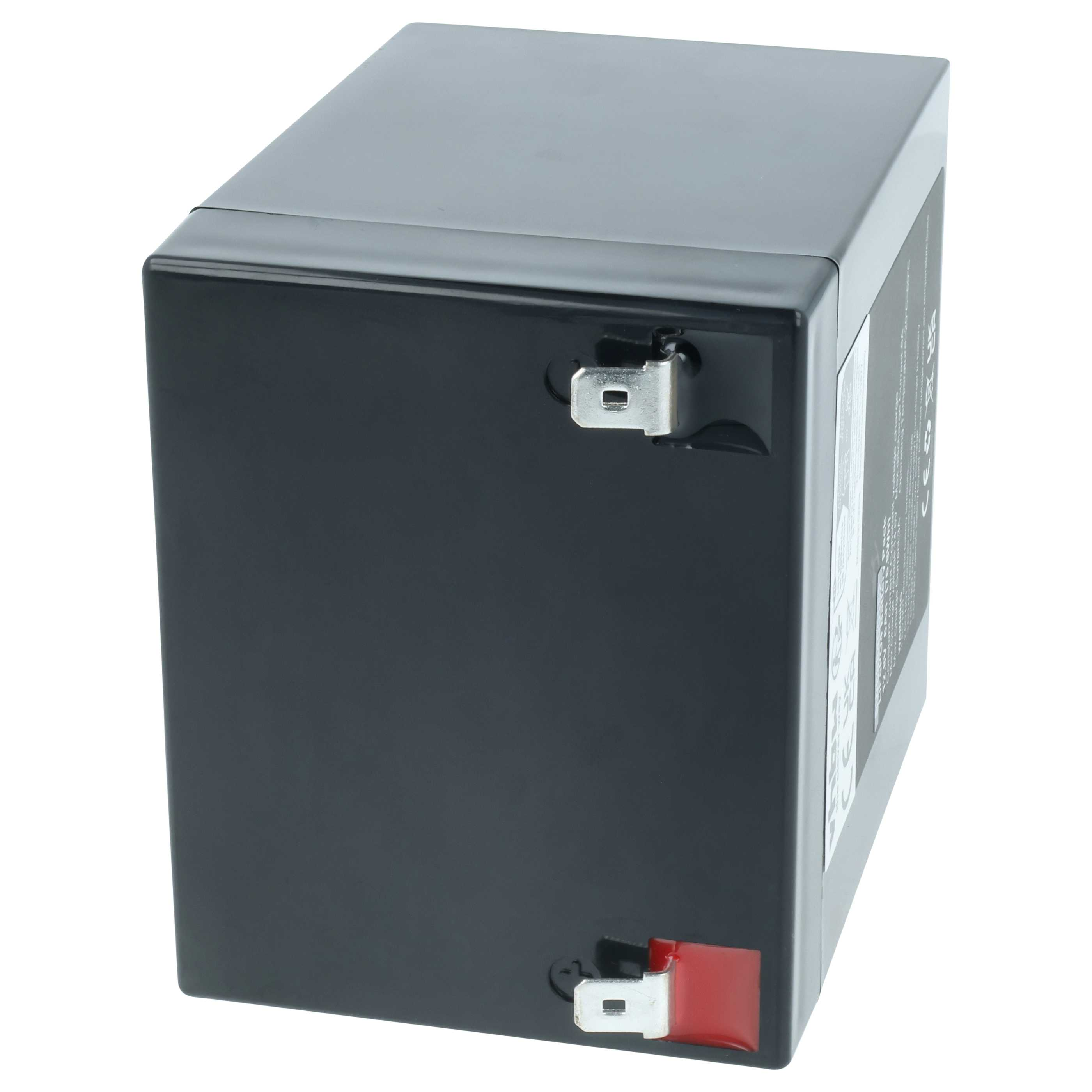 Ein schwarzer rechteckiger Akku mit Metallanschlüssen. Ein roter Stecker ist unten sichtbar.