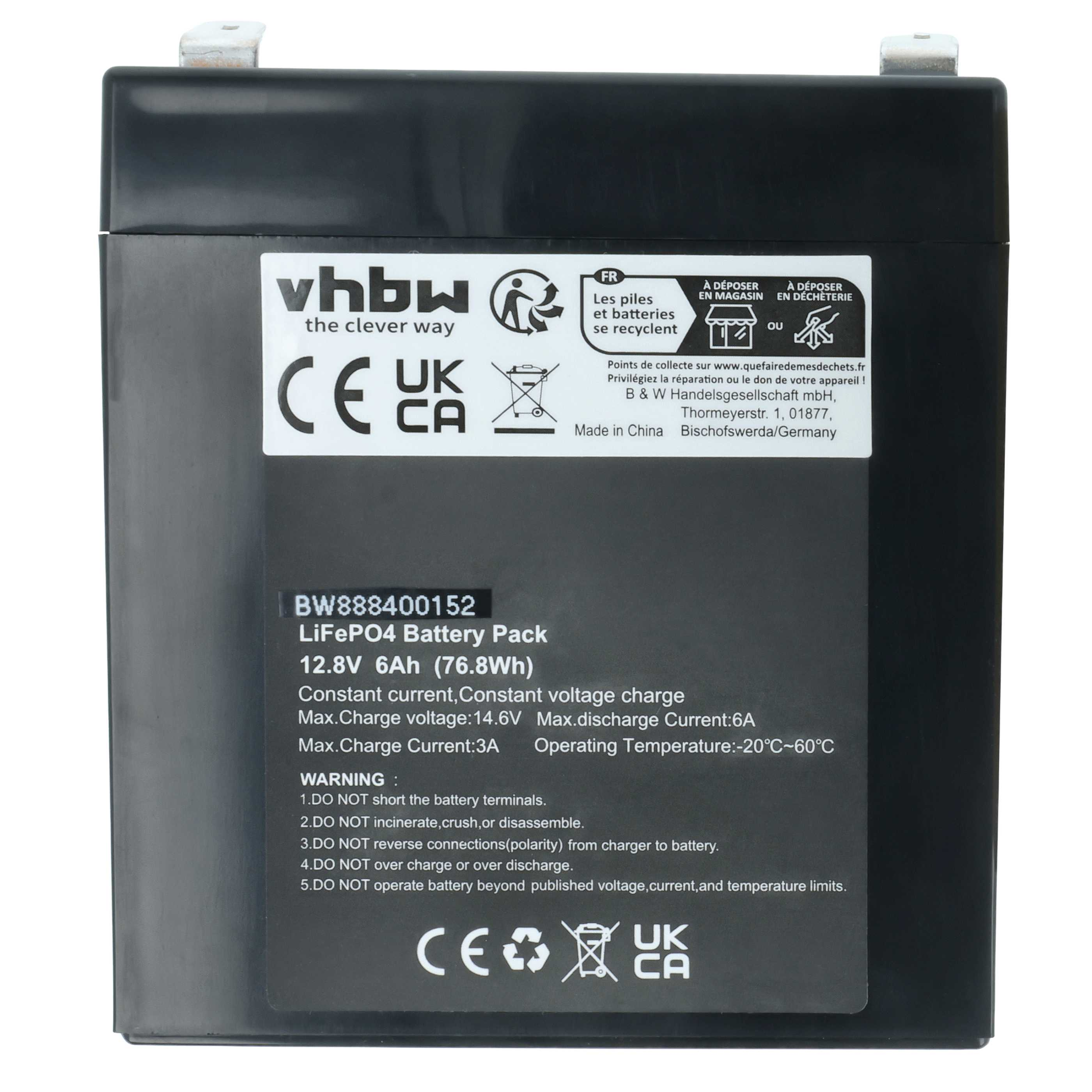 Ein schwarzes Batteriepaket mit weißen Etiketten. Es enthält Text und Symbole, die auf Recycling und Sicherheitshinweise hinweisen.