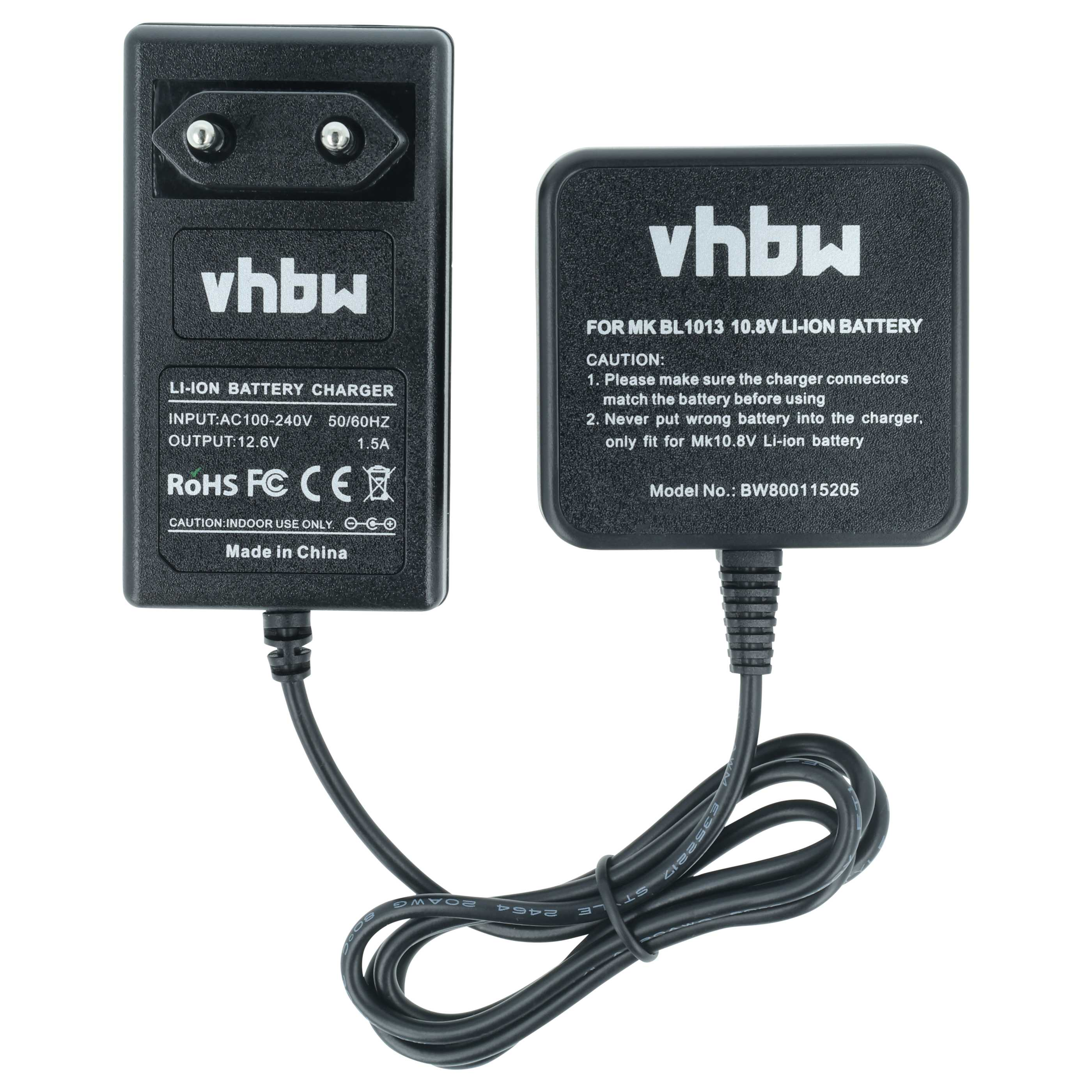 Ein schwarzes Ladegerät mit Stecker und quadratischem Adapter, verbunden durch ein schwarzes Kabel, auf weißem Hintergrund.