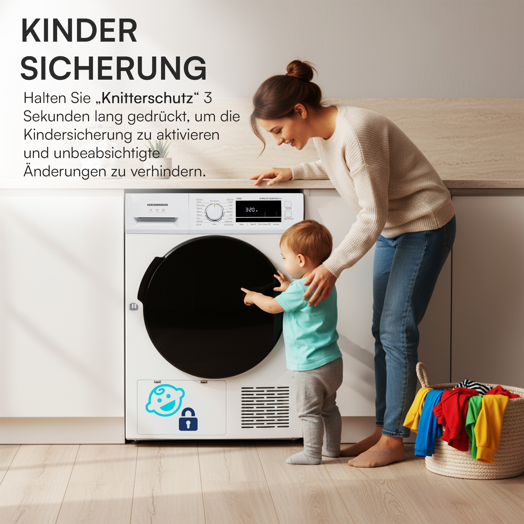 Eine Frau und ein Kind stehen neben einer Waschmaschine. Das Kind zeigt auf die Maschine. Ein Korb mit Kleidung ist in der Nähe.