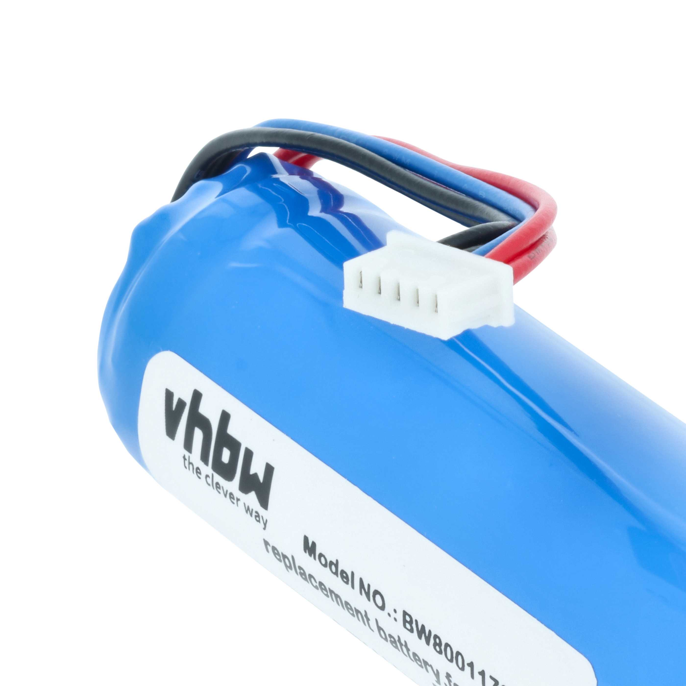 Eine blaue Batterie mit Drähten und einem weißen Stecker. Die Batterie hat ein Etikett mit Text. Der Hintergrund ist weiß.