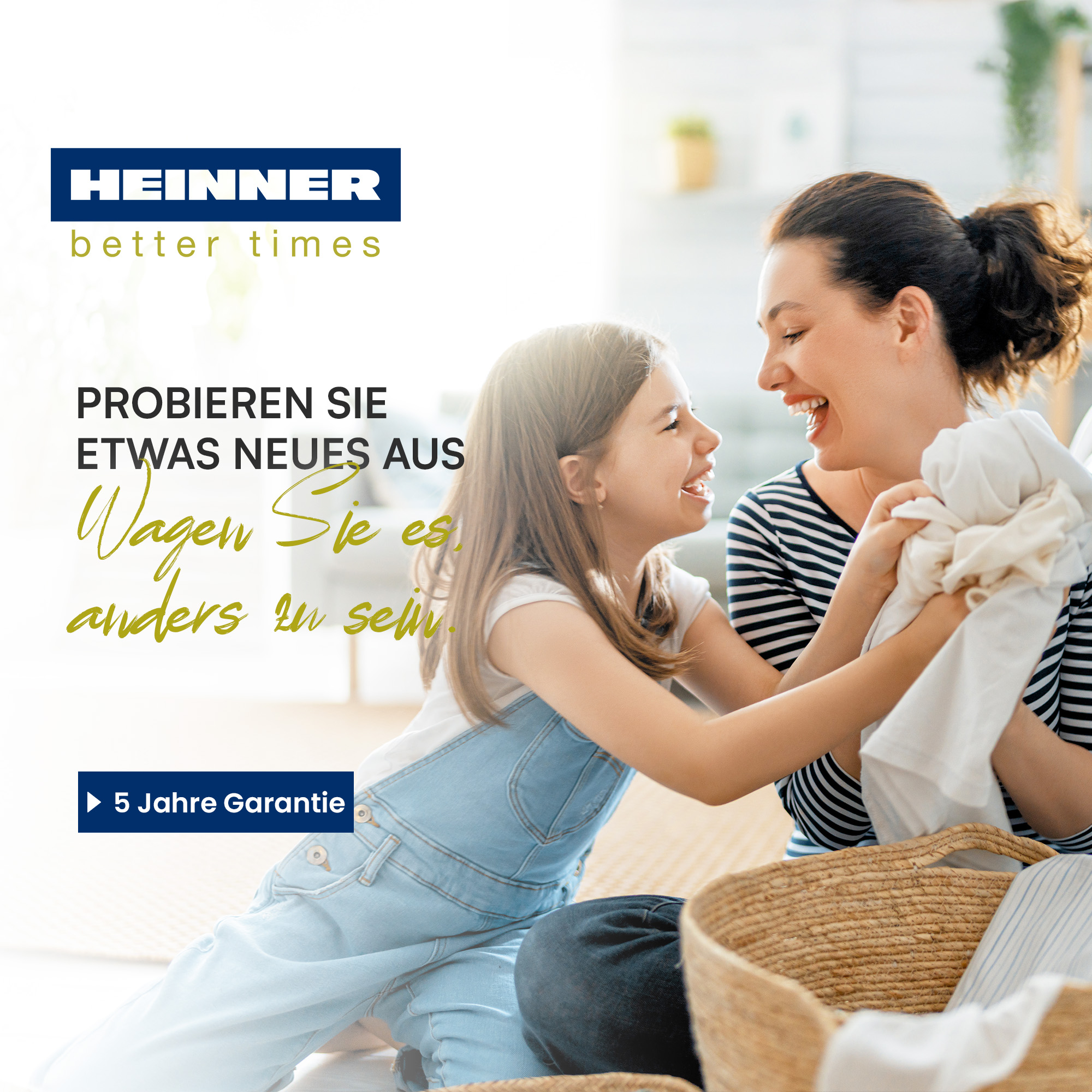 Mutter und Tochter lachen, während sie Kleidung halten. Ein Wäschekorb ist im Vordergrund. Text oben: Heinner, bessere Zeiten.