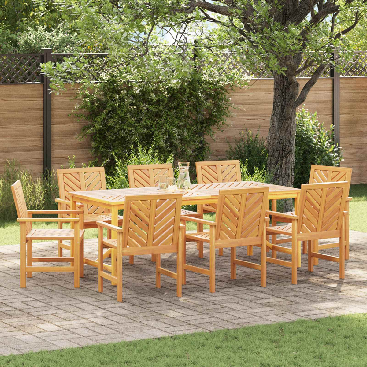 Gartenessgruppe aus Holz auf einer Terrasse. Enthält einen Tisch und Stühle. Hintergrund mit Baum, Zaun und Grün.