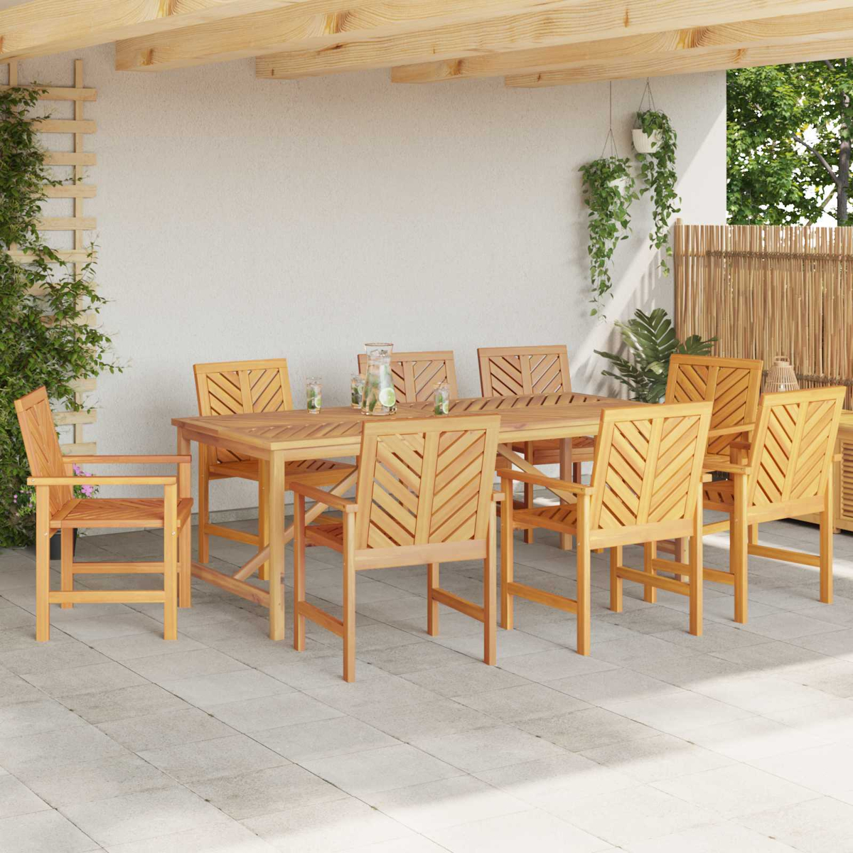 Essgruppe aus Holz im Freien mit Tisch und Stühlen auf einer Terrasse. Pflanzen im Hintergrund. Holzbalken über Kopf.