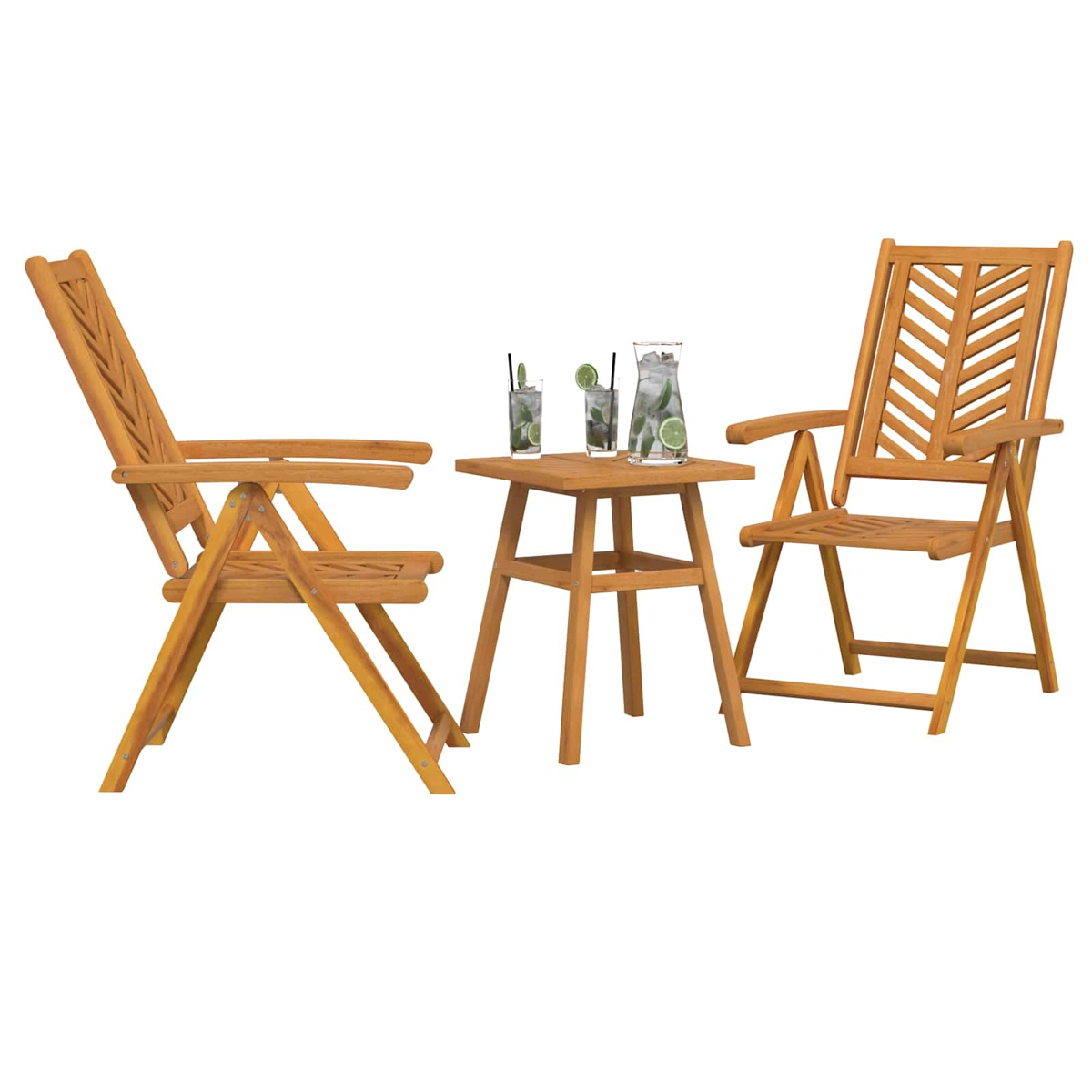 Set di mobili da esterno in legno: due sedie, un tavolino con bevande. Le bevande hanno lime e ghiaccio. Sfondo bianco.