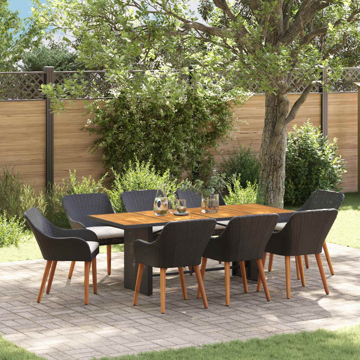 Gartenmöbel-Set mit Holztisch und sechs schwarzen Korbstühlen auf einer Steinterrasse.