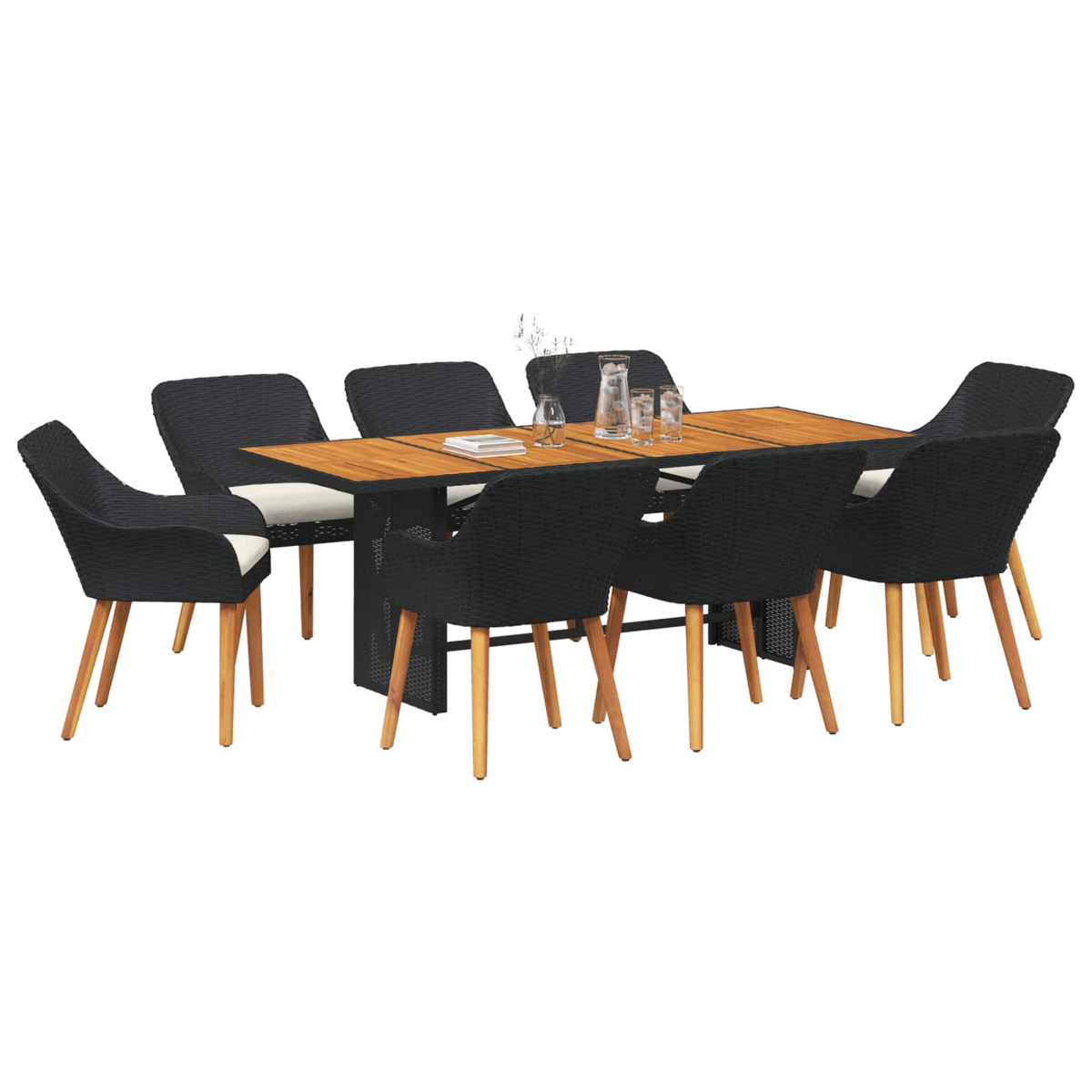 Ein Esstisch mit Holztisch, schwarzen Stühlen mit Holzbeinen und Gläsern. Weißer Hintergrund.