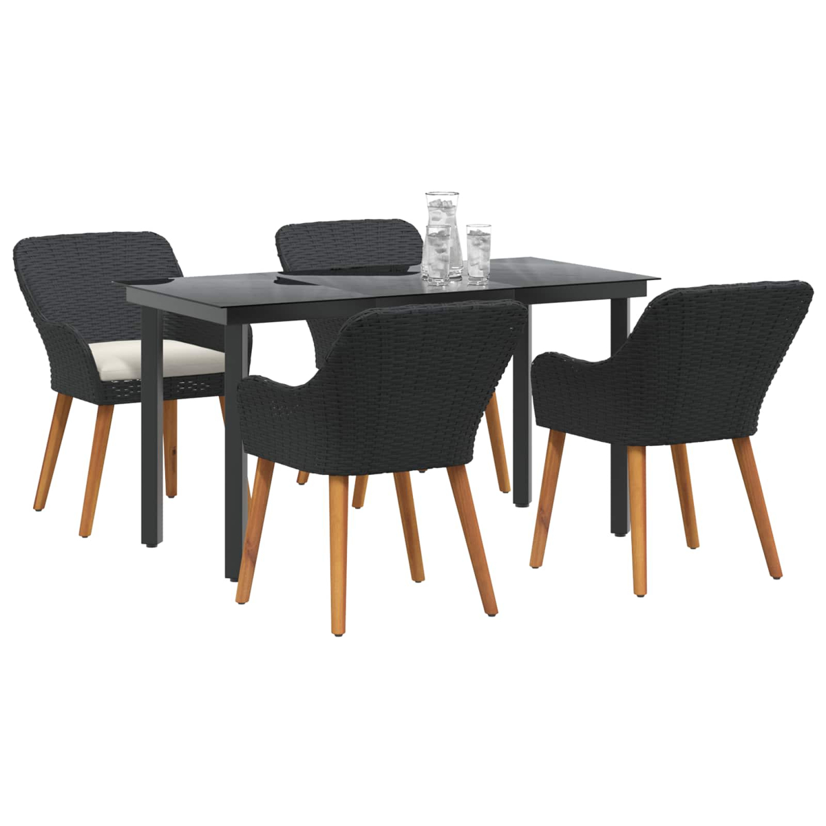 Ein schwarzer Tisch und vier Stühle. Die Stühle haben schwarze Korbsitze und Holzbeine. Auf dem Tisch stehen zwei Gläser und eine Karaffe.