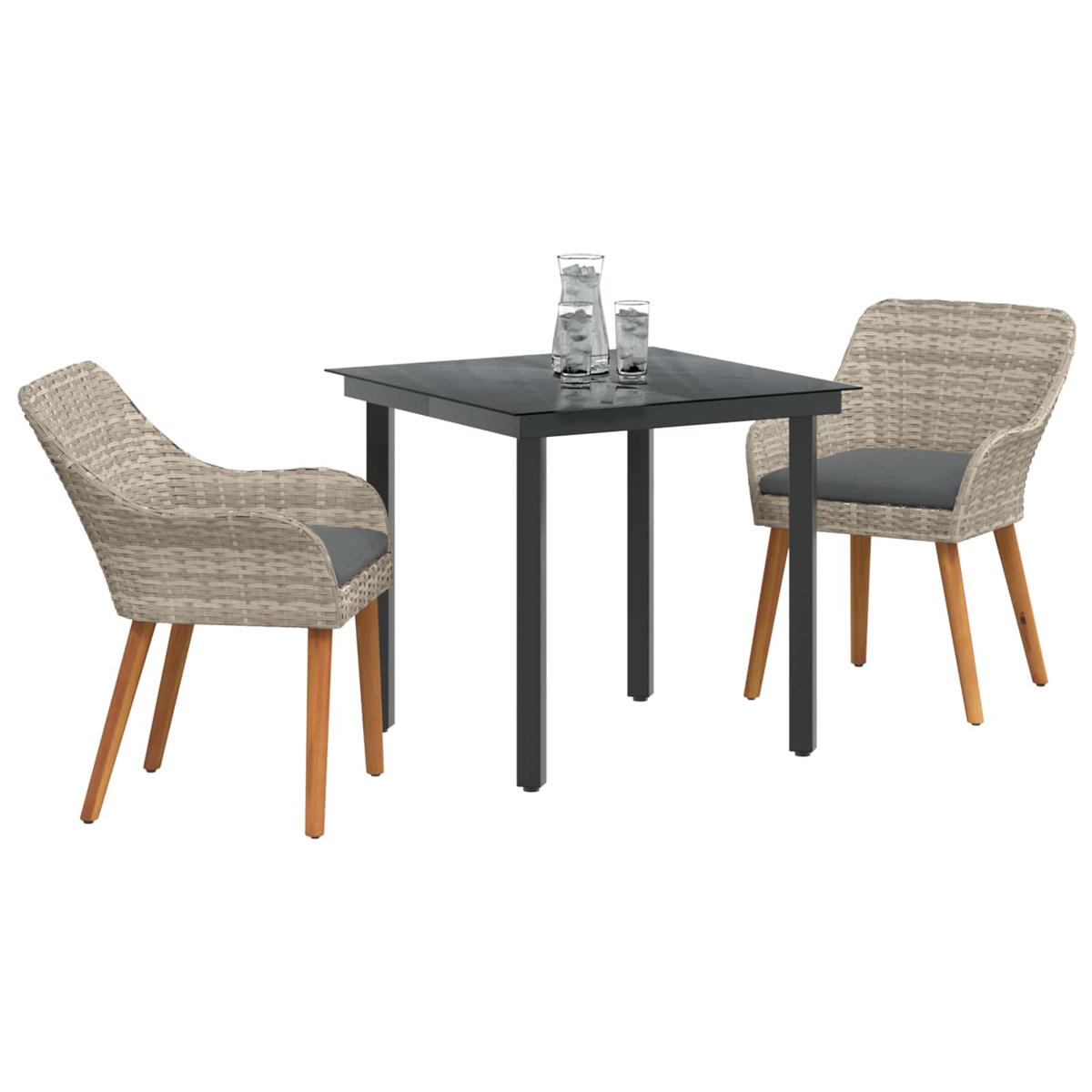 Ein quadratischer Tisch mit zwei Stühlen. Auf dem Tisch stehen ein Krug und ein Glas Wasser. Stühle sind aus Korb mit grauen Kissen.