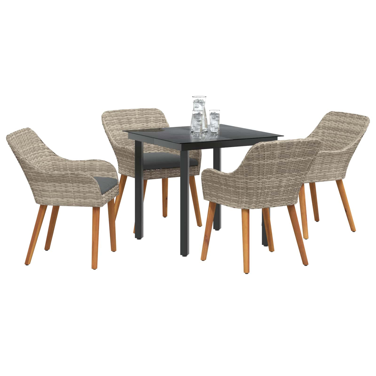 Ein quadratischer schwarzer Tisch mit vier Korbstühlen. Auf dem Tisch stehen zwei Gläser und ein Krug. Die Stühle haben Holzbeine.