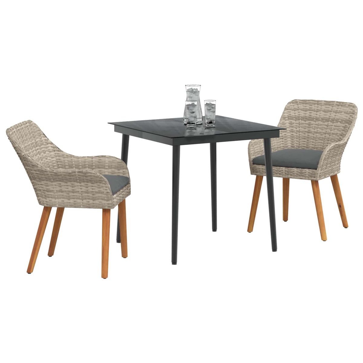Ein quadratischer schwarzer Tisch mit zwei gewebten Stühlen und einem Krug und Glas mit Wasser darauf. Die Stühle haben graue Kissen.