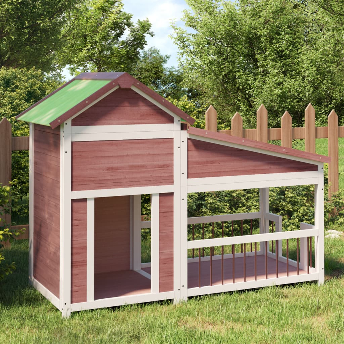 Ein hölzernes Hundehütte mit grünem Dach, braunen Wänden und weißem Zierrat steht auf grünem Gras. Ein Holzzaun und Bäume sind im Hintergrund.
