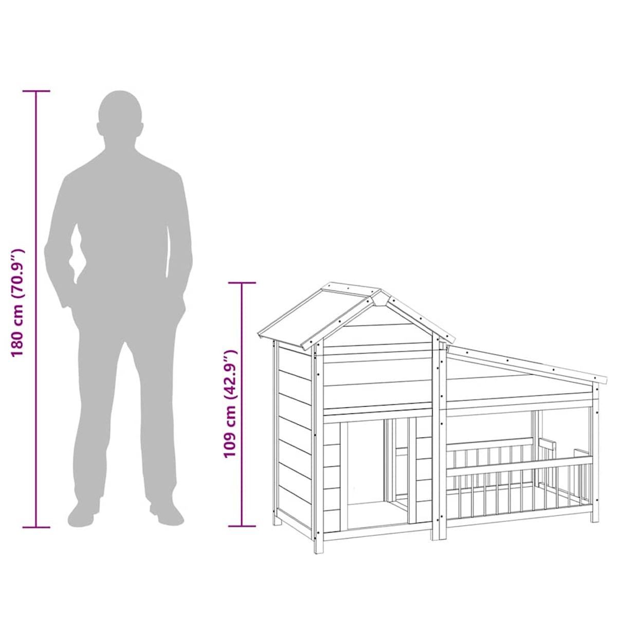 Ein Mann steht neben einem hölzernen Spielhaus. Das Spielhaus hat ein Satteldach und eine kleine Veranda mit Geländer.
