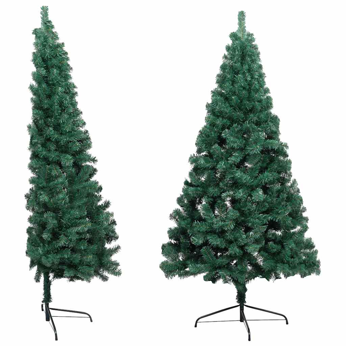 Zwei künstliche grüne Weihnachtsbäume auf weißem Hintergrund. Einer ist hoch und dünn, der andere voller. Beide haben schwarze Ständer.