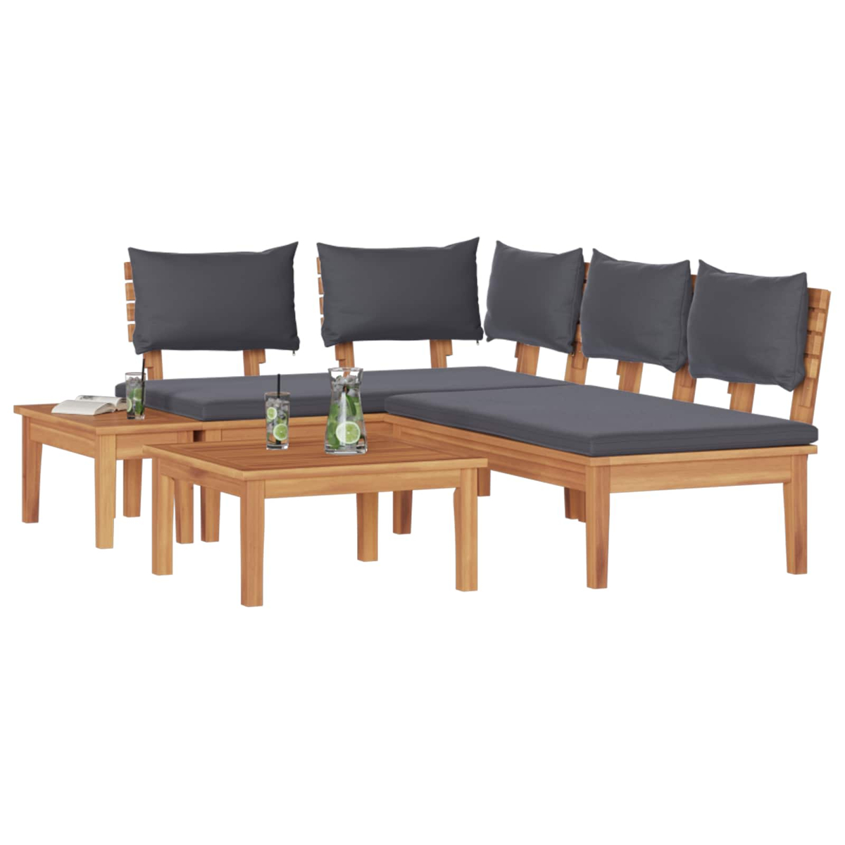 Holz-Außensektional mit grauen Kissen und Kissen, zwei kleinen Tischen und Getränken mit Limetten. Weißer Hintergrund.
