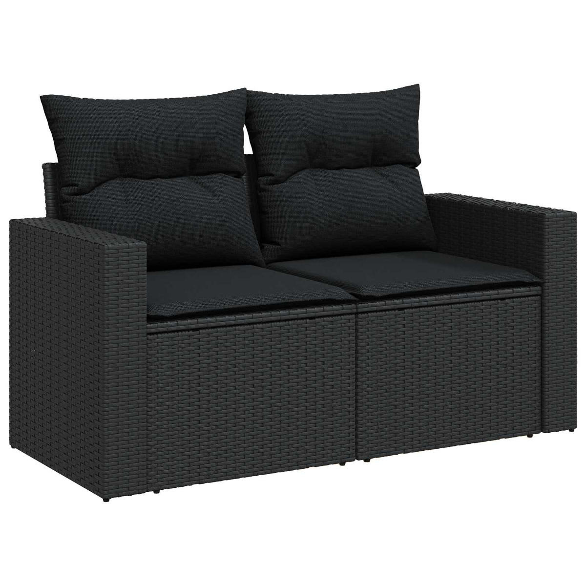 Ein schwarzes Zweisitzer-Sofa aus Korbgeflecht mit Kissen. Es hat zwei Sitzkissen und vier Rückenkissen. Der Hintergrund ist weiß.